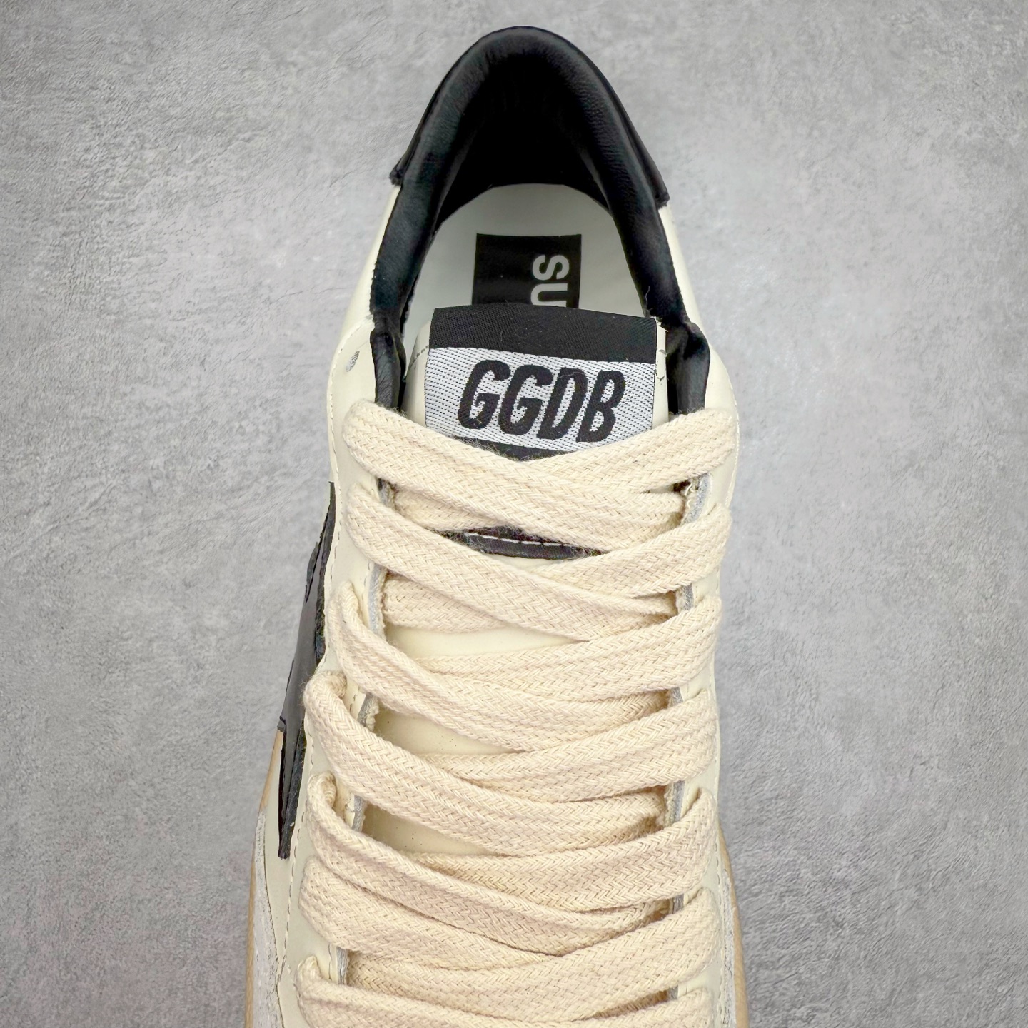 图片[5]-＃纯原 Golden Goose Super-Star GGDB 小脏鞋休闲时尚板鞋 设计有一种不修边幅的酷感 特意做旧彰显自由随性 百搭无挑剔 订制高端柔软皮革 纯手工制作压印Logo 手工刷洗上色打蜡 确保每一双鞋子的独一无二不管是版型还是材料和质感都已经大幅度的超越同市场其它版本 Super-Star运动鞋是Golden Goose的常绿植物 由于使用了创新的材料和饰面 它在每个季节都伴随着其系列 这款牛皮皮革模型的鞋跟饰有黑色皮革鞋跟 绒面革GGDB星星和金属宇样 标志性的复古外观 尺码：35/45-选品中心