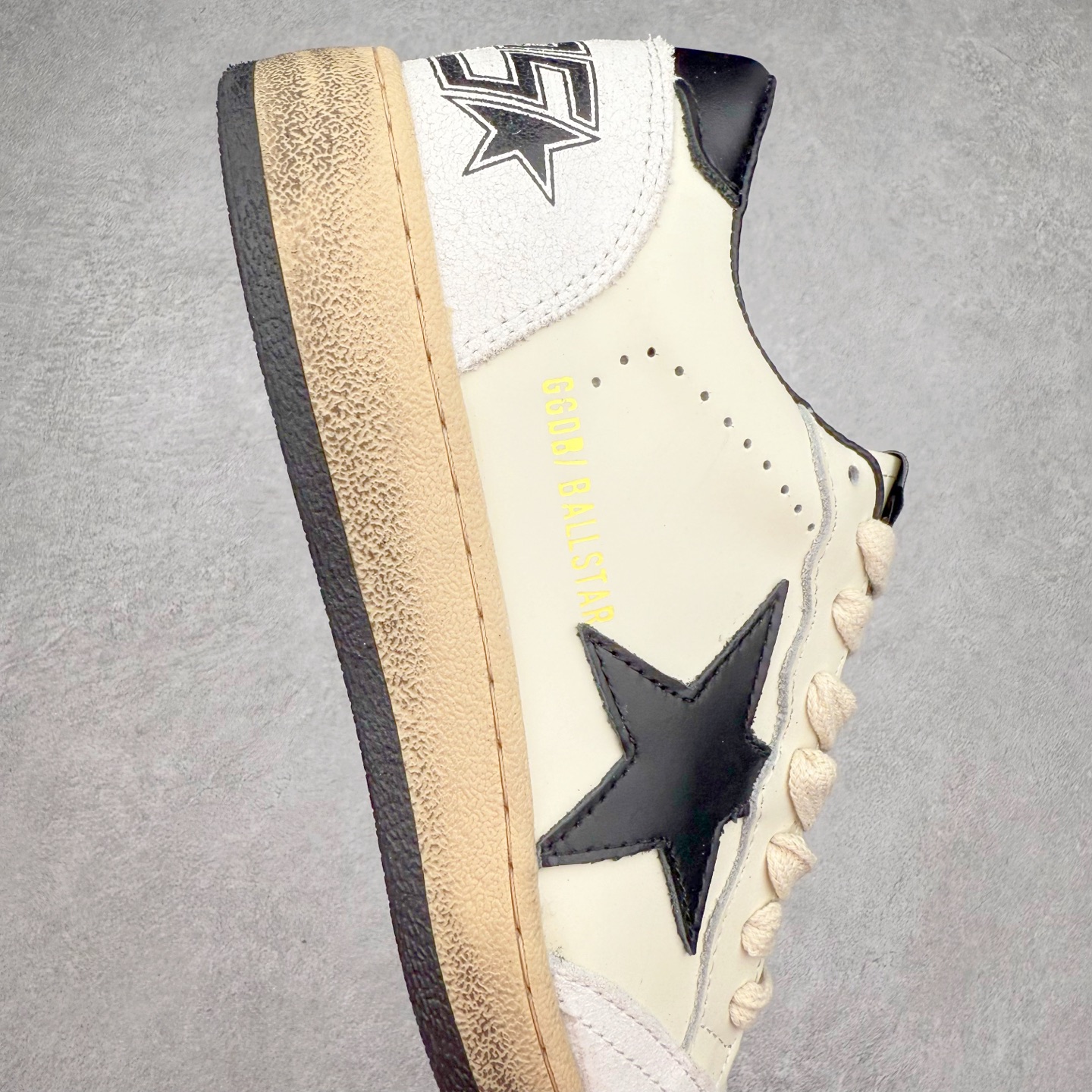 图片[6]-＃纯原 Golden Goose Super-Star GGDB 小脏鞋休闲时尚板鞋 设计有一种不修边幅的酷感 特意做旧彰显自由随性 百搭无挑剔 订制高端柔软皮革 纯手工制作压印Logo 手工刷洗上色打蜡 确保每一双鞋子的独一无二不管是版型还是材料和质感都已经大幅度的超越同市场其它版本 Super-Star运动鞋是Golden Goose的常绿植物 由于使用了创新的材料和饰面 它在每个季节都伴随着其系列 这款牛皮皮革模型的鞋跟饰有黑色皮革鞋跟 绒面革GGDB星星和金属宇样 标志性的复古外观 尺码：35/45-选品中心