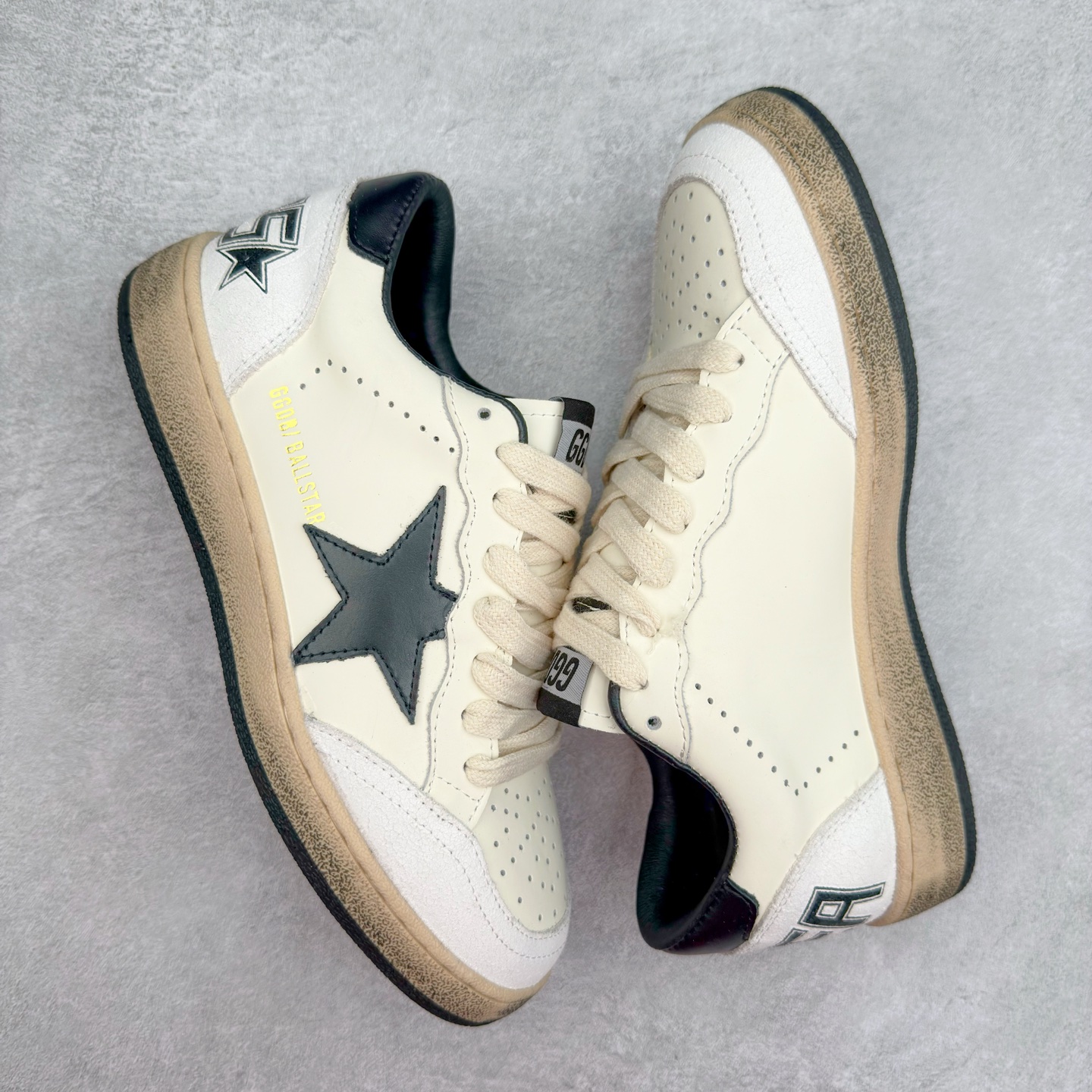 图片[3]-＃纯原 Golden Goose Super-Star GGDB 小脏鞋休闲时尚板鞋 设计有一种不修边幅的酷感 特意做旧彰显自由随性 百搭无挑剔 订制高端柔软皮革 纯手工制作压印Logo 手工刷洗上色打蜡 确保每一双鞋子的独一无二不管是版型还是材料和质感都已经大幅度的超越同市场其它版本 Super-Star运动鞋是Golden Goose的常绿植物 由于使用了创新的材料和饰面 它在每个季节都伴随着其系列 这款牛皮皮革模型的鞋跟饰有黑色皮革鞋跟 绒面革GGDB星星和金属宇样 标志性的复古外观 尺码：35/45-选品中心