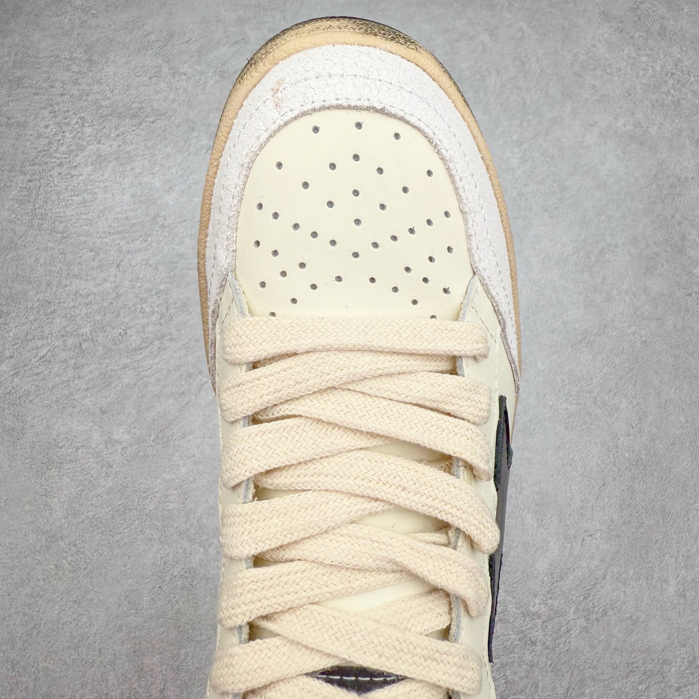 图片[4]-＃纯原 Golden Goose Super-Star GGDB 小脏鞋休闲时尚板鞋 设计有一种不修边幅的酷感 特意做旧彰显自由随性 百搭无挑剔 订制高端柔软皮革 纯手工制作压印Logo 手工刷洗上色打蜡 确保每一双鞋子的独一无二不管是版型还是材料和质感都已经大幅度的超越同市场其它版本 Super-Star运动鞋是Golden Goose的常绿植物 由于使用了创新的材料和饰面 它在每个季节都伴随着其系列 这款牛皮皮革模型的鞋跟饰有黑色皮革鞋跟 绒面革GGDB星星和金属宇样 标志性的复古外观 尺码：35/45-选品中心