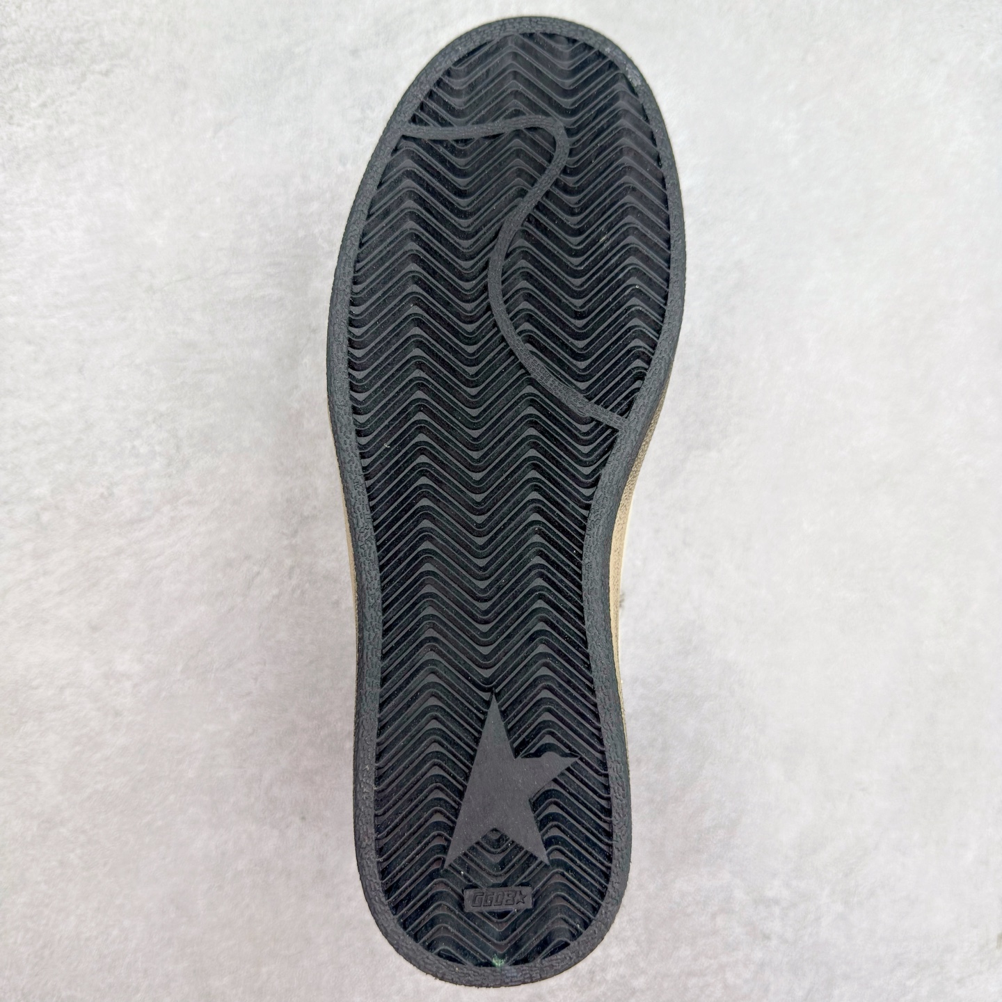 图片[9]-＃纯原 Golden Goose Super-Star GGDB 小脏鞋休闲时尚板鞋 设计有一种不修边幅的酷感 特意做旧彰显自由随性 百搭无挑剔 订制高端柔软皮革 纯手工制作压印Logo 手工刷洗上色打蜡 确保每一双鞋子的独一无二不管是版型还是材料和质感都已经大幅度的超越同市场其它版本 Super-Star运动鞋是Golden Goose的常绿植物 由于使用了创新的材料和饰面 它在每个季节都伴随着其系列 这款牛皮皮革模型的鞋跟饰有黑色皮革鞋跟 绒面革GGDB星星和金属宇样 标志性的复古外观 尺码：35/45-选品中心