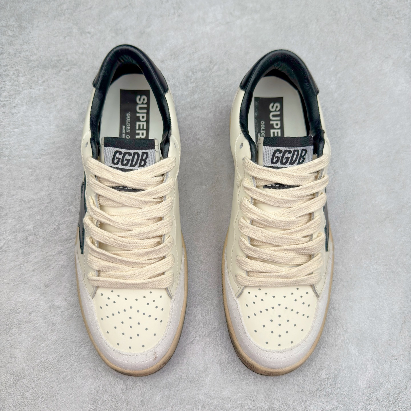 图片[2]-＃纯原 Golden Goose Super-Star GGDB 小脏鞋休闲时尚板鞋 设计有一种不修边幅的酷感 特意做旧彰显自由随性 百搭无挑剔 订制高端柔软皮革 纯手工制作压印Logo 手工刷洗上色打蜡 确保每一双鞋子的独一无二不管是版型还是材料和质感都已经大幅度的超越同市场其它版本 Super-Star运动鞋是Golden Goose的常绿植物 由于使用了创新的材料和饰面 它在每个季节都伴随着其系列 这款牛皮皮革模型的鞋跟饰有黑色皮革鞋跟 绒面革GGDB星星和金属宇样 标志性的复古外观 尺码：35/45-选品中心