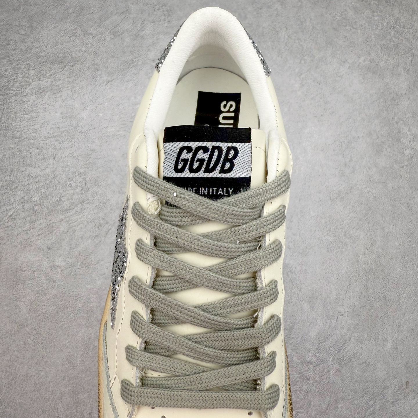图片[5]-＃纯原 Golden Goose Super-Star GGDB 小脏鞋休闲时尚板鞋 设计有一种不修边幅的酷感 特意做旧彰显自由随性 百搭无挑剔 订制高端柔软皮革 纯手工制作压印Logo 手工刷洗上色打蜡 确保每一双鞋子的独一无二不管是版型还是材料和质感都已经大幅度的超越同市场其它版本 Super-Star运动鞋是Golden Goose的常绿植物 由于使用了创新的材料和饰面 它在每个季节都伴随着其系列 这款牛皮皮革模型的鞋跟饰有黑色皮革鞋跟 绒面革GGDB星星和金属宇样 标志性的复古外观 尺码：35/45-选品中心