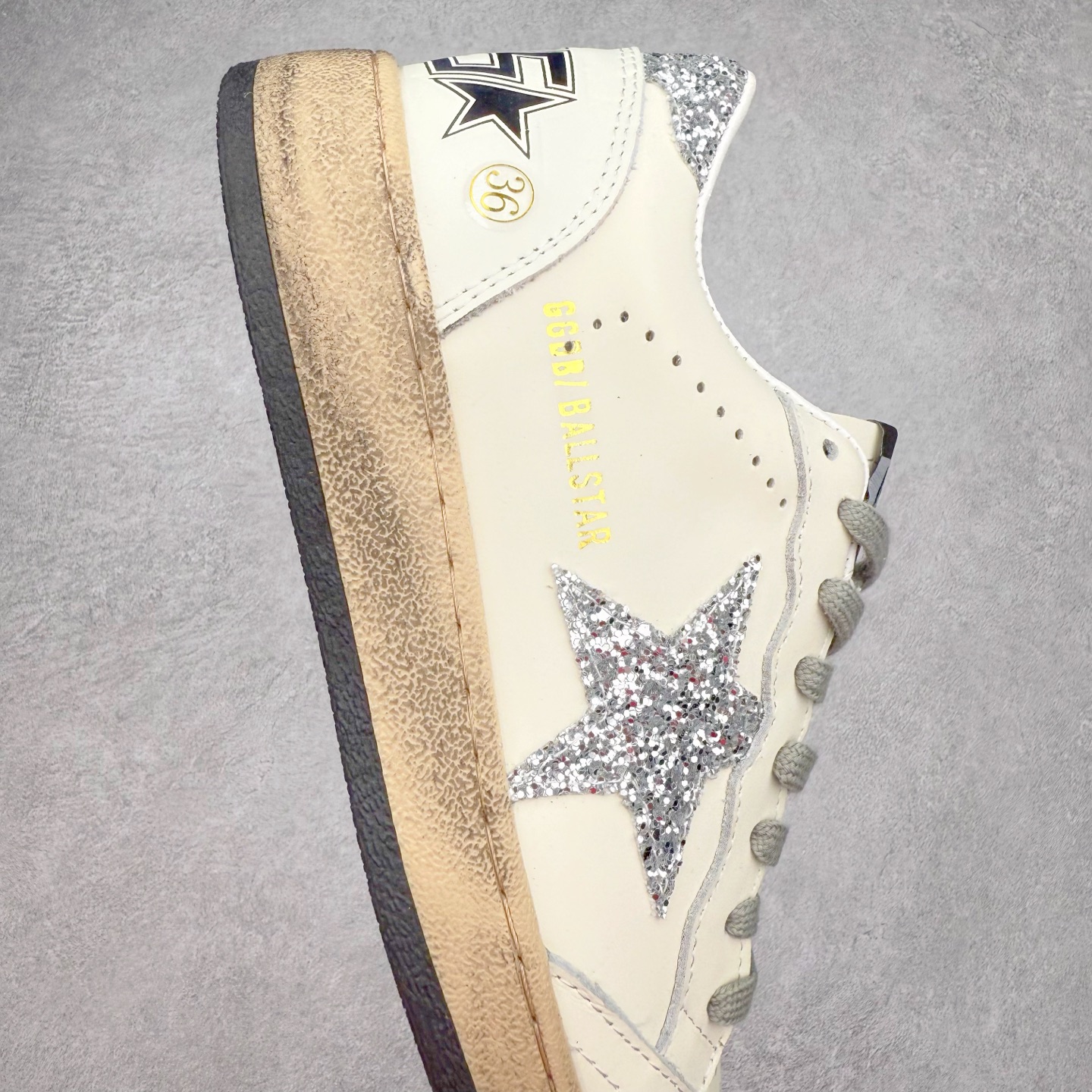 图片[6]-＃纯原 Golden Goose Super-Star GGDB 小脏鞋休闲时尚板鞋 设计有一种不修边幅的酷感 特意做旧彰显自由随性 百搭无挑剔 订制高端柔软皮革 纯手工制作压印Logo 手工刷洗上色打蜡 确保每一双鞋子的独一无二不管是版型还是材料和质感都已经大幅度的超越同市场其它版本 Super-Star运动鞋是Golden Goose的常绿植物 由于使用了创新的材料和饰面 它在每个季节都伴随着其系列 这款牛皮皮革模型的鞋跟饰有黑色皮革鞋跟 绒面革GGDB星星和金属宇样 标志性的复古外观 尺码：35/45-选品中心