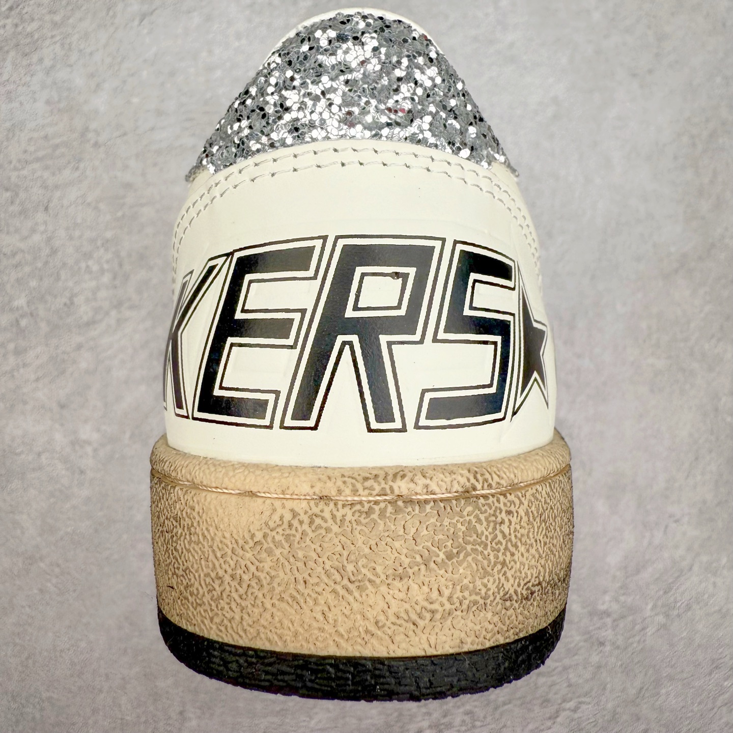 图片[8]-＃纯原 Golden Goose Super-Star GGDB 小脏鞋休闲时尚板鞋 设计有一种不修边幅的酷感 特意做旧彰显自由随性 百搭无挑剔 订制高端柔软皮革 纯手工制作压印Logo 手工刷洗上色打蜡 确保每一双鞋子的独一无二不管是版型还是材料和质感都已经大幅度的超越同市场其它版本 Super-Star运动鞋是Golden Goose的常绿植物 由于使用了创新的材料和饰面 它在每个季节都伴随着其系列 这款牛皮皮革模型的鞋跟饰有黑色皮革鞋跟 绒面革GGDB星星和金属宇样 标志性的复古外观 尺码：35/45-选品中心