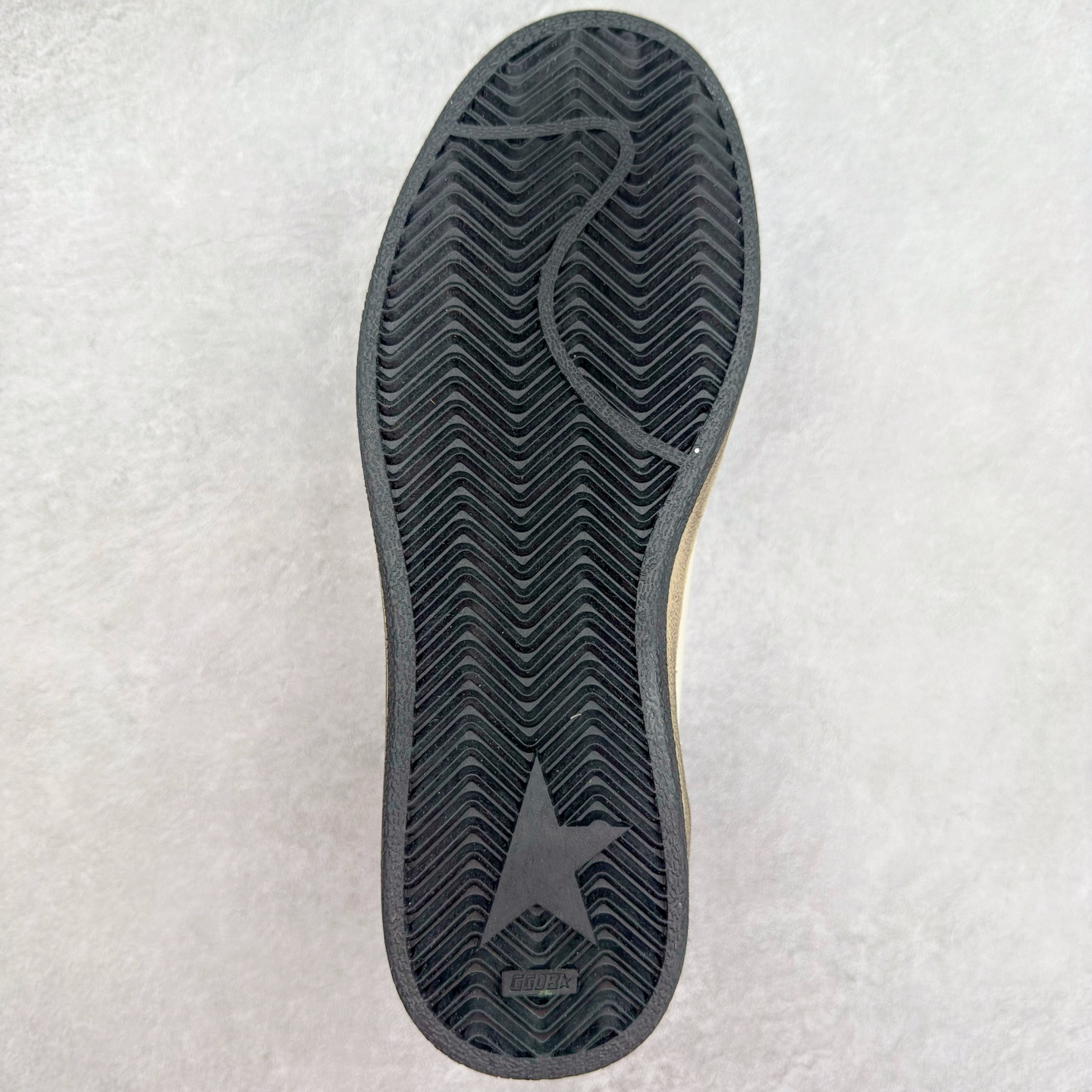 图片[9]-＃纯原 Golden Goose Super-Star GGDB 小脏鞋休闲时尚板鞋 设计有一种不修边幅的酷感 特意做旧彰显自由随性 百搭无挑剔 订制高端柔软皮革 纯手工制作压印Logo 手工刷洗上色打蜡 确保每一双鞋子的独一无二不管是版型还是材料和质感都已经大幅度的超越同市场其它版本 Super-Star运动鞋是Golden Goose的常绿植物 由于使用了创新的材料和饰面 它在每个季节都伴随着其系列 这款牛皮皮革模型的鞋跟饰有黑色皮革鞋跟 绒面革GGDB星星和金属宇样 标志性的复古外观 尺码：35/45-选品中心