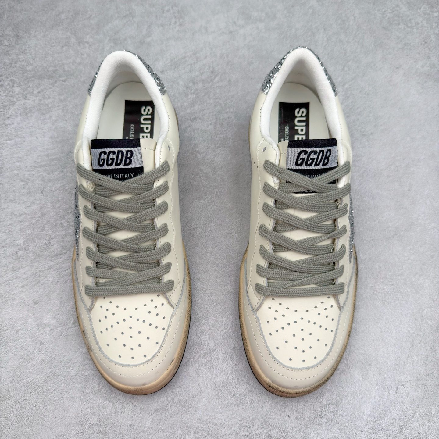 图片[2]-＃纯原 Golden Goose Super-Star GGDB 小脏鞋休闲时尚板鞋 设计有一种不修边幅的酷感 特意做旧彰显自由随性 百搭无挑剔 订制高端柔软皮革 纯手工制作压印Logo 手工刷洗上色打蜡 确保每一双鞋子的独一无二不管是版型还是材料和质感都已经大幅度的超越同市场其它版本 Super-Star运动鞋是Golden Goose的常绿植物 由于使用了创新的材料和饰面 它在每个季节都伴随着其系列 这款牛皮皮革模型的鞋跟饰有黑色皮革鞋跟 绒面革GGDB星星和金属宇样 标志性的复古外观 尺码：35/45-选品中心