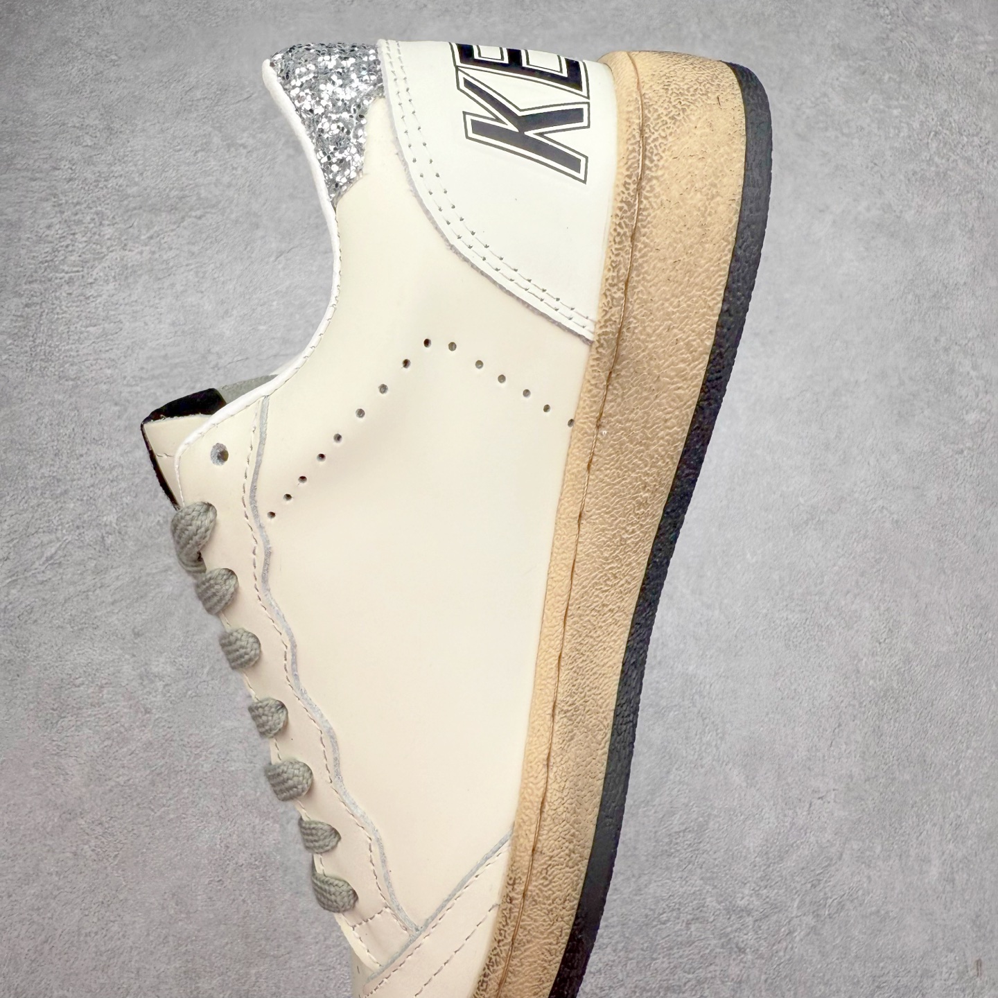 图片[7]-＃纯原 Golden Goose Super-Star GGDB 小脏鞋休闲时尚板鞋 设计有一种不修边幅的酷感 特意做旧彰显自由随性 百搭无挑剔 订制高端柔软皮革 纯手工制作压印Logo 手工刷洗上色打蜡 确保每一双鞋子的独一无二不管是版型还是材料和质感都已经大幅度的超越同市场其它版本 Super-Star运动鞋是Golden Goose的常绿植物 由于使用了创新的材料和饰面 它在每个季节都伴随着其系列 这款牛皮皮革模型的鞋跟饰有黑色皮革鞋跟 绒面革GGDB星星和金属宇样 标志性的复古外观 尺码：35/45-选品中心