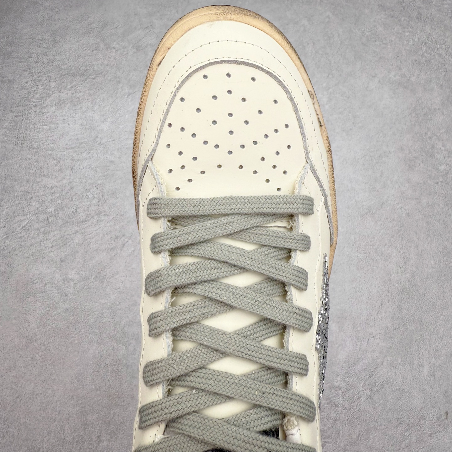 图片[4]-＃纯原 Golden Goose Super-Star GGDB 小脏鞋休闲时尚板鞋 设计有一种不修边幅的酷感 特意做旧彰显自由随性 百搭无挑剔 订制高端柔软皮革 纯手工制作压印Logo 手工刷洗上色打蜡 确保每一双鞋子的独一无二不管是版型还是材料和质感都已经大幅度的超越同市场其它版本 Super-Star运动鞋是Golden Goose的常绿植物 由于使用了创新的材料和饰面 它在每个季节都伴随着其系列 这款牛皮皮革模型的鞋跟饰有黑色皮革鞋跟 绒面革GGDB星星和金属宇样 标志性的复古外观 尺码：35/45-选品中心