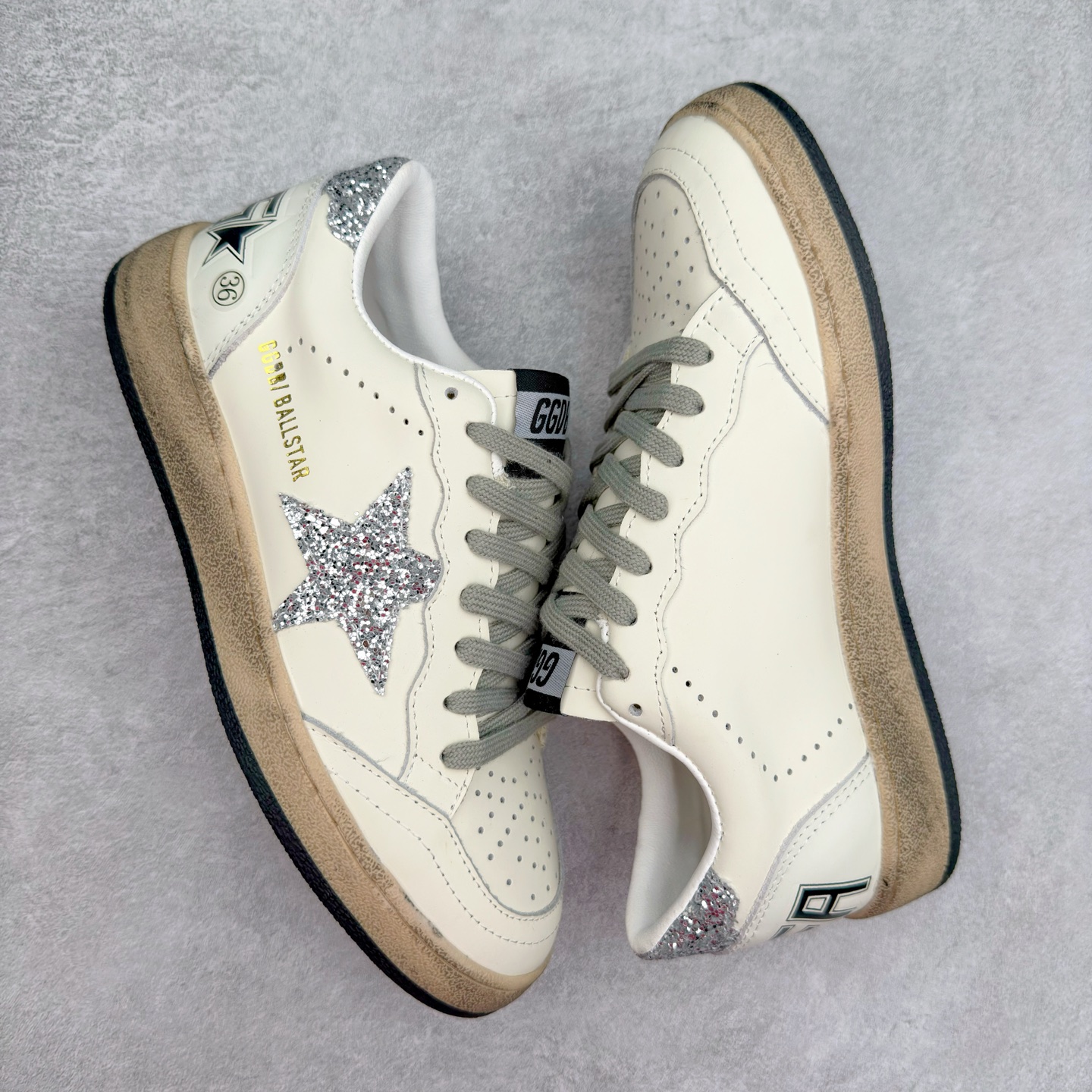 图片[3]-＃纯原 Golden Goose Super-Star GGDB 小脏鞋休闲时尚板鞋 设计有一种不修边幅的酷感 特意做旧彰显自由随性 百搭无挑剔 订制高端柔软皮革 纯手工制作压印Logo 手工刷洗上色打蜡 确保每一双鞋子的独一无二不管是版型还是材料和质感都已经大幅度的超越同市场其它版本 Super-Star运动鞋是Golden Goose的常绿植物 由于使用了创新的材料和饰面 它在每个季节都伴随着其系列 这款牛皮皮革模型的鞋跟饰有黑色皮革鞋跟 绒面革GGDB星星和金属宇样 标志性的复古外观 尺码：35/45-选品中心