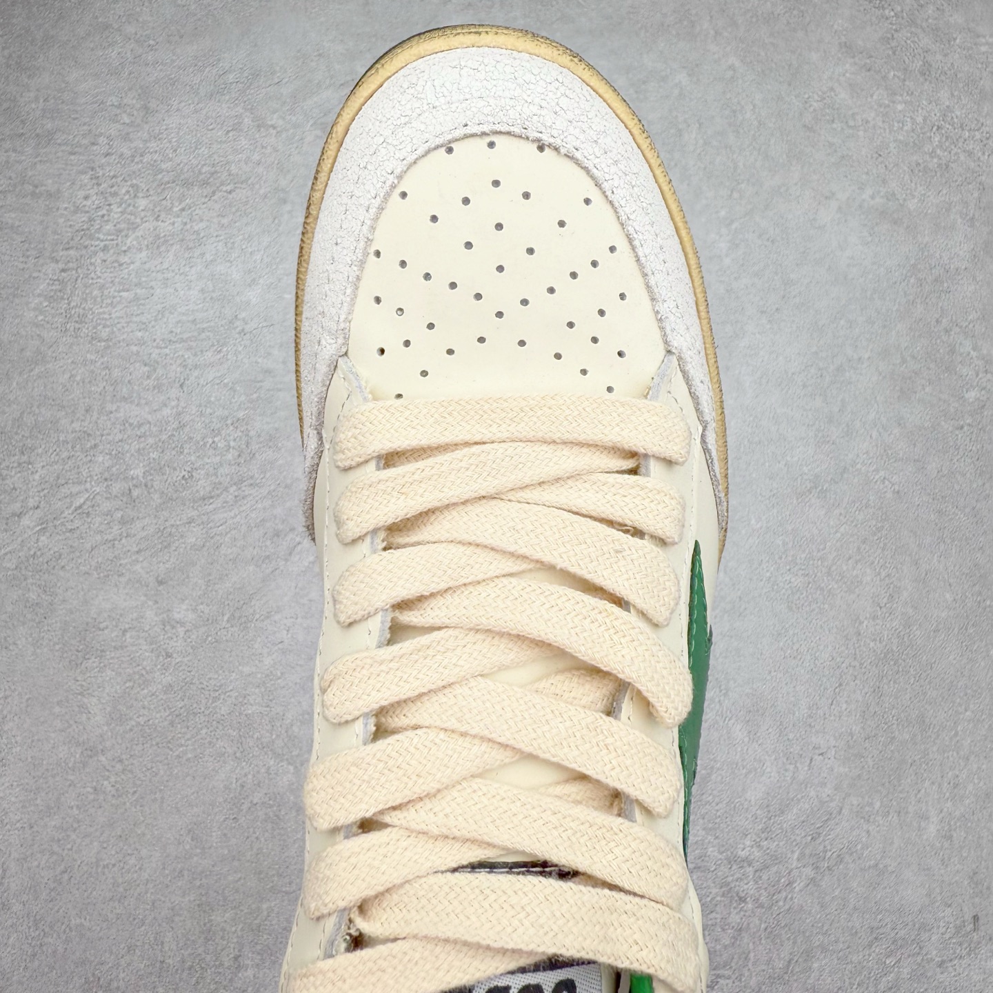 图片[4]-＃纯原 Golden Goose Super-Star GGDB 小脏鞋休闲时尚板鞋 设计有一种不修边幅的酷感 特意做旧彰显自由随性 百搭无挑剔 订制高端柔软皮革 纯手工制作压印Logo 手工刷洗上色打蜡 确保每一双鞋子的独一无二不管是版型还是材料和质感都已经大幅度的超越同市场其它版本 Super-Star运动鞋是Golden Goose的常绿植物 由于使用了创新的材料和饰面 它在每个季节都伴随着其系列 这款牛皮皮革模型的鞋跟饰有黑色皮革鞋跟 绒面革GGDB星星和金属宇样 标志性的复古外观 尺码：35/45-选品中心