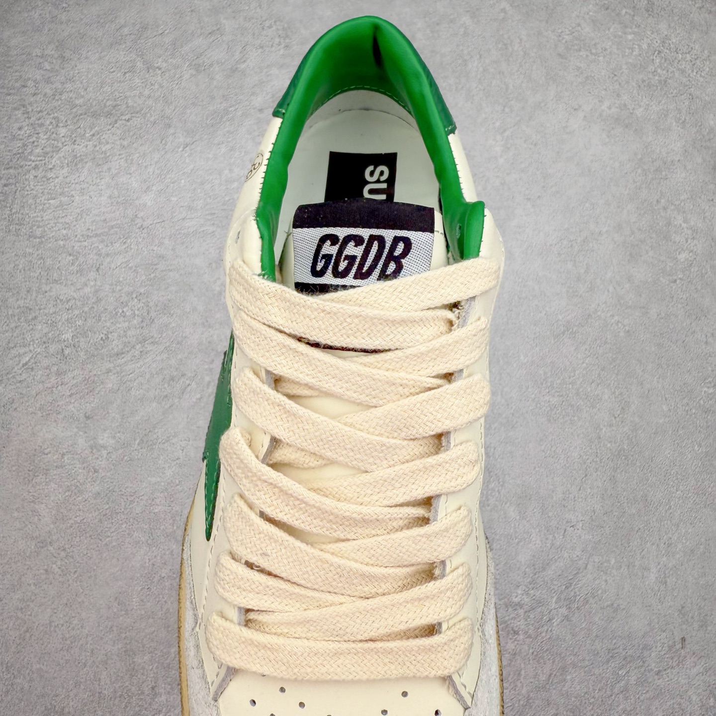 图片[5]-＃纯原 Golden Goose Super-Star GGDB 小脏鞋休闲时尚板鞋 设计有一种不修边幅的酷感 特意做旧彰显自由随性 百搭无挑剔 订制高端柔软皮革 纯手工制作压印Logo 手工刷洗上色打蜡 确保每一双鞋子的独一无二不管是版型还是材料和质感都已经大幅度的超越同市场其它版本 Super-Star运动鞋是Golden Goose的常绿植物 由于使用了创新的材料和饰面 它在每个季节都伴随着其系列 这款牛皮皮革模型的鞋跟饰有黑色皮革鞋跟 绒面革GGDB星星和金属宇样 标志性的复古外观 尺码：35/45-选品中心