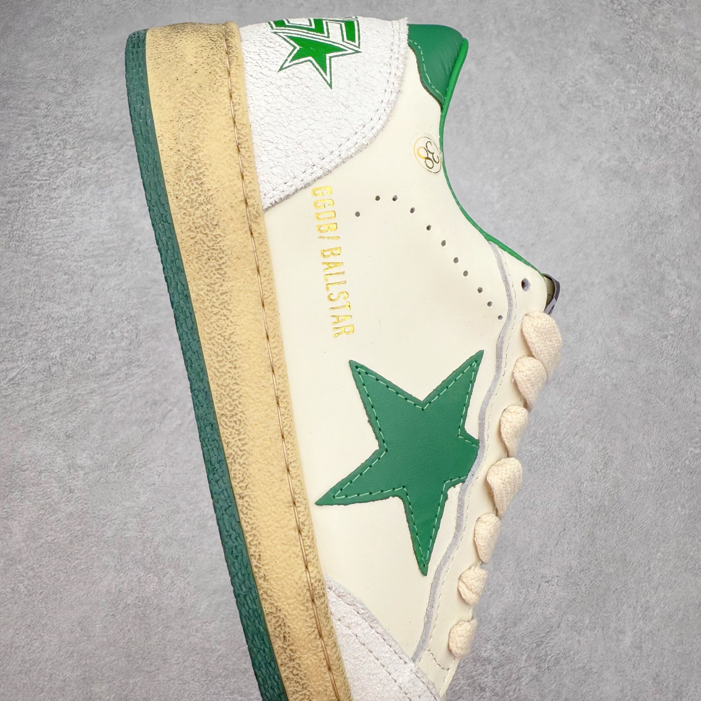 图片[6]-＃纯原 Golden Goose Super-Star GGDB 小脏鞋休闲时尚板鞋 设计有一种不修边幅的酷感 特意做旧彰显自由随性 百搭无挑剔 订制高端柔软皮革 纯手工制作压印Logo 手工刷洗上色打蜡 确保每一双鞋子的独一无二不管是版型还是材料和质感都已经大幅度的超越同市场其它版本 Super-Star运动鞋是Golden Goose的常绿植物 由于使用了创新的材料和饰面 它在每个季节都伴随着其系列 这款牛皮皮革模型的鞋跟饰有黑色皮革鞋跟 绒面革GGDB星星和金属宇样 标志性的复古外观 尺码：35/45-选品中心