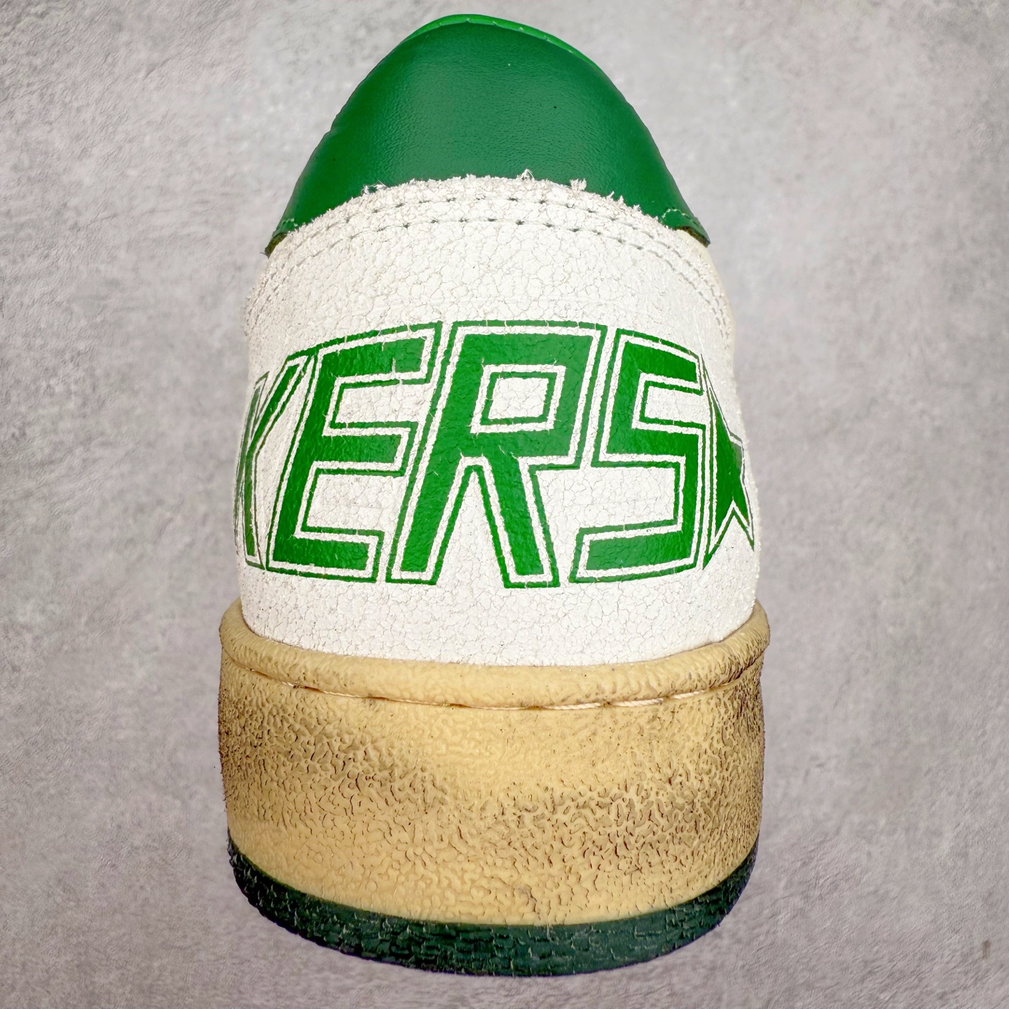 图片[8]-＃纯原 Golden Goose Super-Star GGDB 小脏鞋休闲时尚板鞋 设计有一种不修边幅的酷感 特意做旧彰显自由随性 百搭无挑剔 订制高端柔软皮革 纯手工制作压印Logo 手工刷洗上色打蜡 确保每一双鞋子的独一无二不管是版型还是材料和质感都已经大幅度的超越同市场其它版本 Super-Star运动鞋是Golden Goose的常绿植物 由于使用了创新的材料和饰面 它在每个季节都伴随着其系列 这款牛皮皮革模型的鞋跟饰有黑色皮革鞋跟 绒面革GGDB星星和金属宇样 标志性的复古外观 尺码：35/45-选品中心