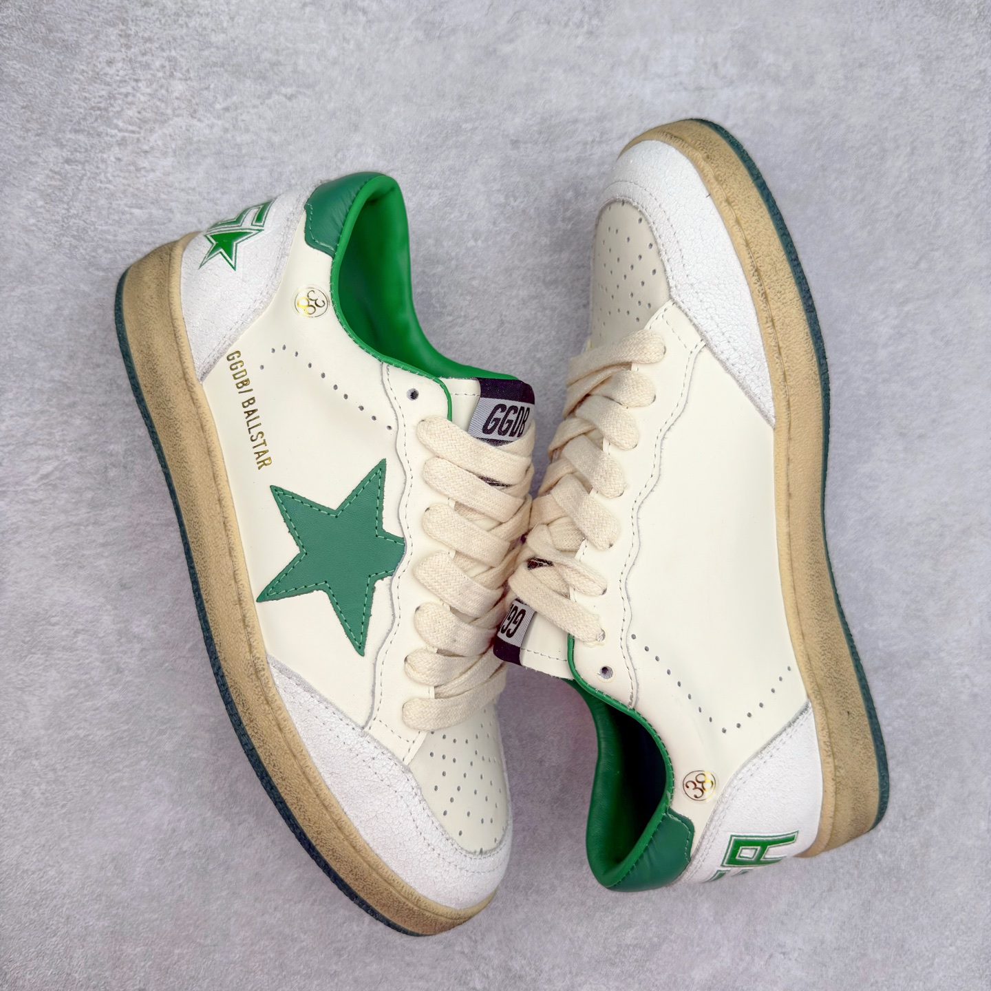 图片[3]-＃纯原 Golden Goose Super-Star GGDB 小脏鞋休闲时尚板鞋 设计有一种不修边幅的酷感 特意做旧彰显自由随性 百搭无挑剔 订制高端柔软皮革 纯手工制作压印Logo 手工刷洗上色打蜡 确保每一双鞋子的独一无二不管是版型还是材料和质感都已经大幅度的超越同市场其它版本 Super-Star运动鞋是Golden Goose的常绿植物 由于使用了创新的材料和饰面 它在每个季节都伴随着其系列 这款牛皮皮革模型的鞋跟饰有黑色皮革鞋跟 绒面革GGDB星星和金属宇样 标志性的复古外观 尺码：35/45-选品中心