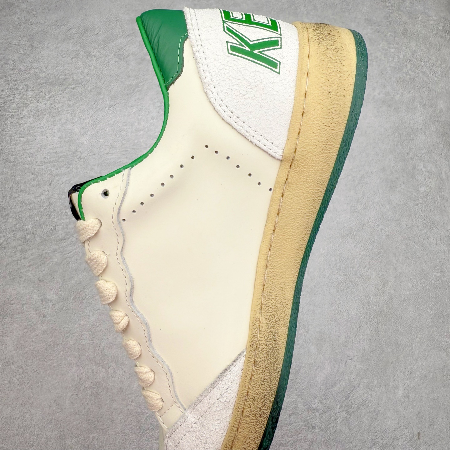 图片[7]-＃纯原 Golden Goose Super-Star GGDB 小脏鞋休闲时尚板鞋 设计有一种不修边幅的酷感 特意做旧彰显自由随性 百搭无挑剔 订制高端柔软皮革 纯手工制作压印Logo 手工刷洗上色打蜡 确保每一双鞋子的独一无二不管是版型还是材料和质感都已经大幅度的超越同市场其它版本 Super-Star运动鞋是Golden Goose的常绿植物 由于使用了创新的材料和饰面 它在每个季节都伴随着其系列 这款牛皮皮革模型的鞋跟饰有黑色皮革鞋跟 绒面革GGDB星星和金属宇样 标志性的复古外观 尺码：35/45-选品中心