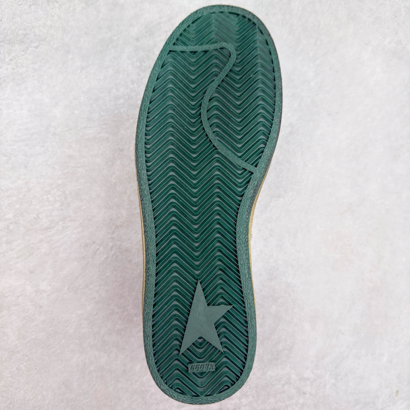 图片[9]-＃纯原 Golden Goose Super-Star GGDB 小脏鞋休闲时尚板鞋 设计有一种不修边幅的酷感 特意做旧彰显自由随性 百搭无挑剔 订制高端柔软皮革 纯手工制作压印Logo 手工刷洗上色打蜡 确保每一双鞋子的独一无二不管是版型还是材料和质感都已经大幅度的超越同市场其它版本 Super-Star运动鞋是Golden Goose的常绿植物 由于使用了创新的材料和饰面 它在每个季节都伴随着其系列 这款牛皮皮革模型的鞋跟饰有黑色皮革鞋跟 绒面革GGDB星星和金属宇样 标志性的复古外观 尺码：35/45-选品中心