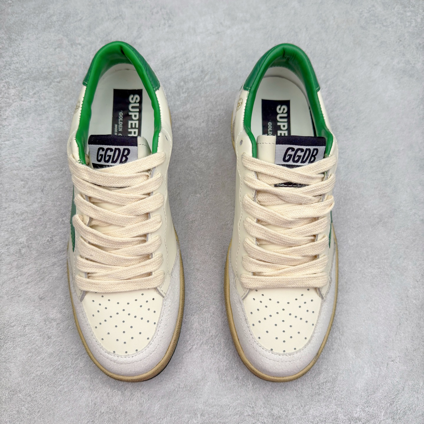 图片[2]-＃纯原 Golden Goose Super-Star GGDB 小脏鞋休闲时尚板鞋 设计有一种不修边幅的酷感 特意做旧彰显自由随性 百搭无挑剔 订制高端柔软皮革 纯手工制作压印Logo 手工刷洗上色打蜡 确保每一双鞋子的独一无二不管是版型还是材料和质感都已经大幅度的超越同市场其它版本 Super-Star运动鞋是Golden Goose的常绿植物 由于使用了创新的材料和饰面 它在每个季节都伴随着其系列 这款牛皮皮革模型的鞋跟饰有黑色皮革鞋跟 绒面革GGDB星星和金属宇样 标志性的复古外观 尺码：35/45-选品中心