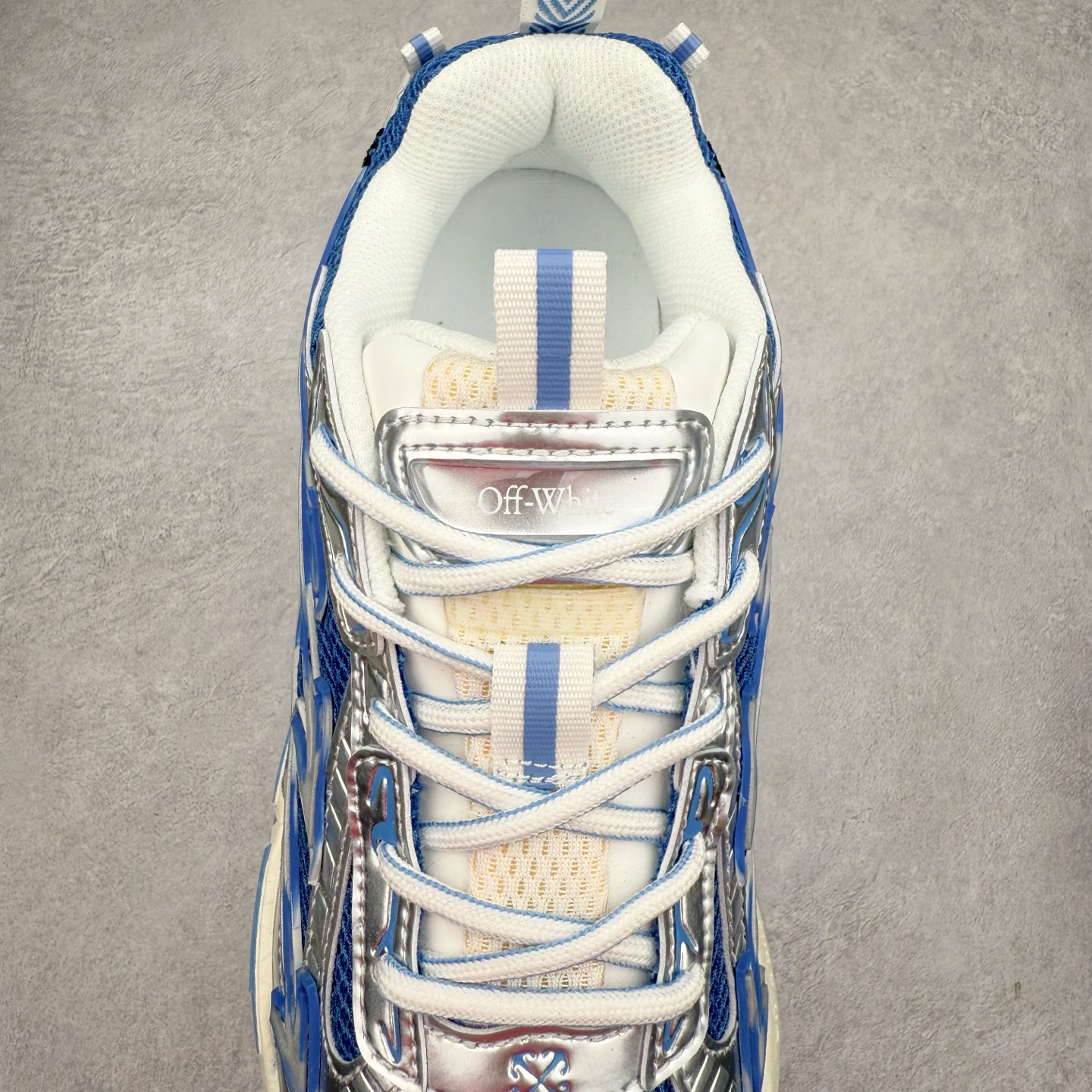 图片[5]-＃KX Off-White 2024年OW最新款跑鞋 #百分百原盒正确版 原楦原纸板数据开发 4层分离大底#鞋面采用3d立体打印和多种材料拼接而成#防滑耐磨透气性轻便跑鞋 作为曾经爆火 并且定位奢潮领域的标志性品牌 Off-White 仍需要不断更新符合当下潮流时尚的复古运动鞋款，以期收获基本盘消费者的关注 此次更新的 Off-White 新款运动鞋将经典复古老爹鞋细节设计更加夸张化 并将标志性箭头设计置于显著位置 除此之外 整个系列的色彩搭配也可谓纷繁多样 总有一款适合你 Off-White最新运动鞋款估计将在未来几个月登陆品牌专柜 喜欢的朋友切莫错过 尺码：36 37 38 39 40 41 42 43 44 45 46 47-选品中心