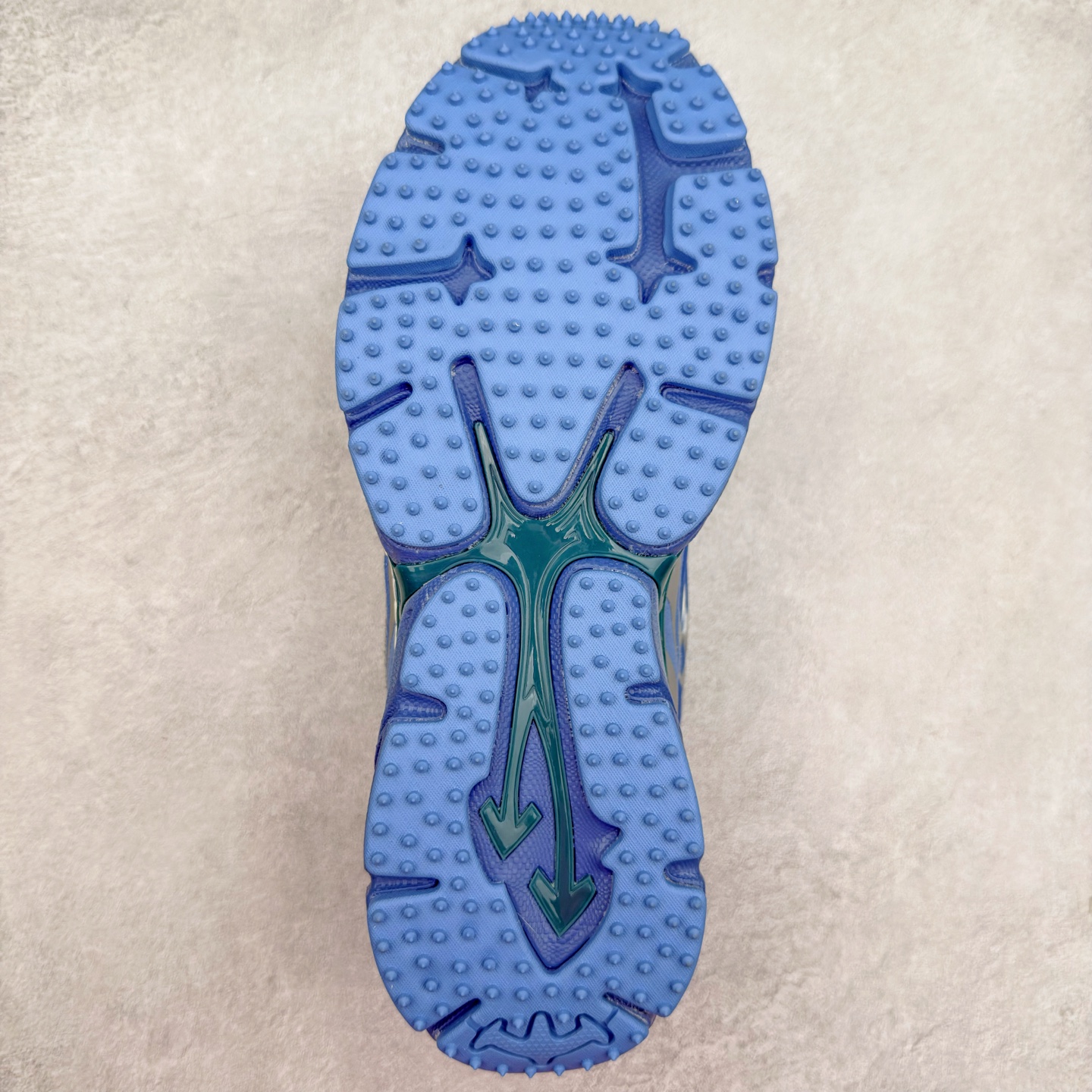 图片[9]-＃KX Off-White 2024年OW最新款跑鞋 #百分百原盒正确版 原楦原纸板数据开发 4层分离大底#鞋面采用3d立体打印和多种材料拼接而成#防滑耐磨透气性轻便跑鞋 作为曾经爆火 并且定位奢潮领域的标志性品牌 Off-White 仍需要不断更新符合当下潮流时尚的复古运动鞋款，以期收获基本盘消费者的关注 此次更新的 Off-White 新款运动鞋将经典复古老爹鞋细节设计更加夸张化 并将标志性箭头设计置于显著位置 除此之外 整个系列的色彩搭配也可谓纷繁多样 总有一款适合你 Off-White最新运动鞋款估计将在未来几个月登陆品牌专柜 喜欢的朋友切莫错过 尺码：36 37 38 39 40 41 42 43 44 45 46 47-选品中心