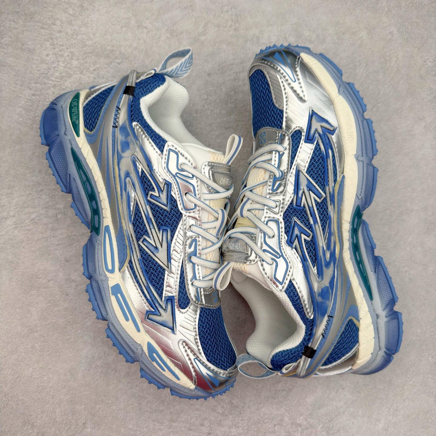 图片[3]-＃KX Off-White 2024年OW最新款跑鞋 #百分百原盒正确版 原楦原纸板数据开发 4层分离大底#鞋面采用3d立体打印和多种材料拼接而成#防滑耐磨透气性轻便跑鞋 作为曾经爆火 并且定位奢潮领域的标志性品牌 Off-White 仍需要不断更新符合当下潮流时尚的复古运动鞋款，以期收获基本盘消费者的关注 此次更新的 Off-White 新款运动鞋将经典复古老爹鞋细节设计更加夸张化 并将标志性箭头设计置于显著位置 除此之外 整个系列的色彩搭配也可谓纷繁多样 总有一款适合你 Off-White最新运动鞋款估计将在未来几个月登陆品牌专柜 喜欢的朋友切莫错过 尺码：36 37 38 39 40 41 42 43 44 45 46 47-选品中心