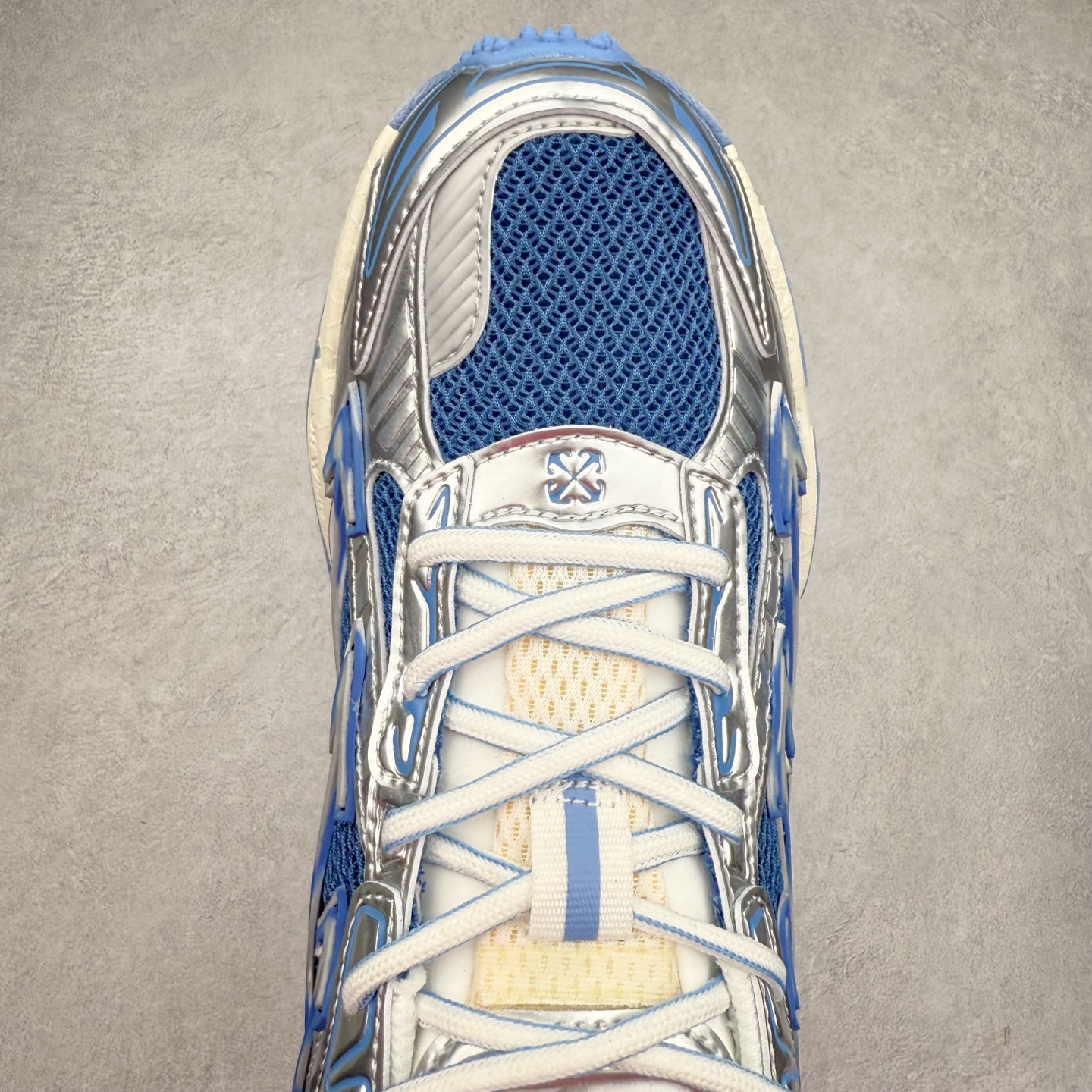 图片[4]-＃KX Off-White 2024年OW最新款跑鞋 #百分百原盒正确版 原楦原纸板数据开发 4层分离大底#鞋面采用3d立体打印和多种材料拼接而成#防滑耐磨透气性轻便跑鞋 作为曾经爆火 并且定位奢潮领域的标志性品牌 Off-White 仍需要不断更新符合当下潮流时尚的复古运动鞋款，以期收获基本盘消费者的关注 此次更新的 Off-White 新款运动鞋将经典复古老爹鞋细节设计更加夸张化 并将标志性箭头设计置于显著位置 除此之外 整个系列的色彩搭配也可谓纷繁多样 总有一款适合你 Off-White最新运动鞋款估计将在未来几个月登陆品牌专柜 喜欢的朋友切莫错过 尺码：36 37 38 39 40 41 42 43 44 45 46 47-选品中心