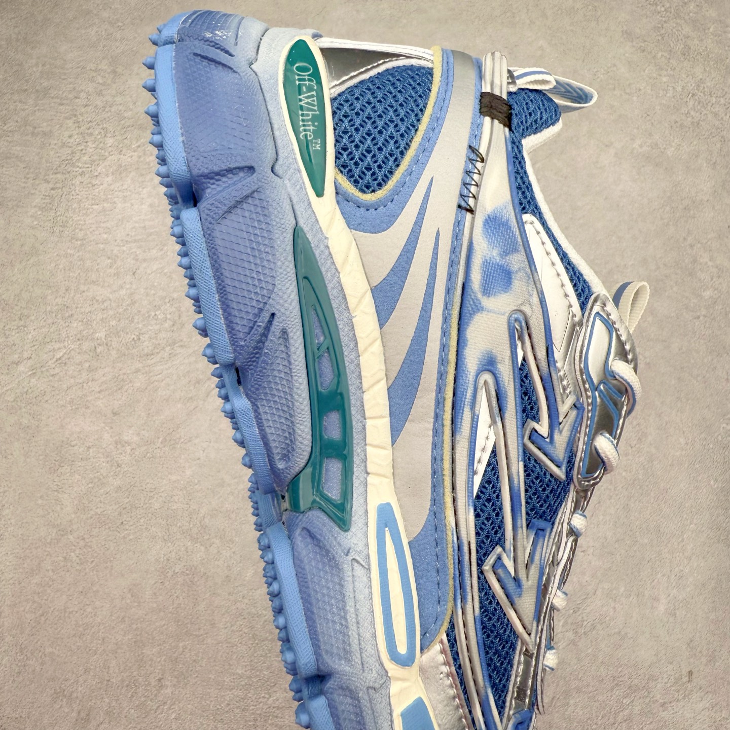 图片[6]-＃KX Off-White 2024年OW最新款跑鞋 #百分百原盒正确版 原楦原纸板数据开发 4层分离大底#鞋面采用3d立体打印和多种材料拼接而成#防滑耐磨透气性轻便跑鞋 作为曾经爆火 并且定位奢潮领域的标志性品牌 Off-White 仍需要不断更新符合当下潮流时尚的复古运动鞋款，以期收获基本盘消费者的关注 此次更新的 Off-White 新款运动鞋将经典复古老爹鞋细节设计更加夸张化 并将标志性箭头设计置于显著位置 除此之外 整个系列的色彩搭配也可谓纷繁多样 总有一款适合你 Off-White最新运动鞋款估计将在未来几个月登陆品牌专柜 喜欢的朋友切莫错过 尺码：36 37 38 39 40 41 42 43 44 45 46 47-选品中心