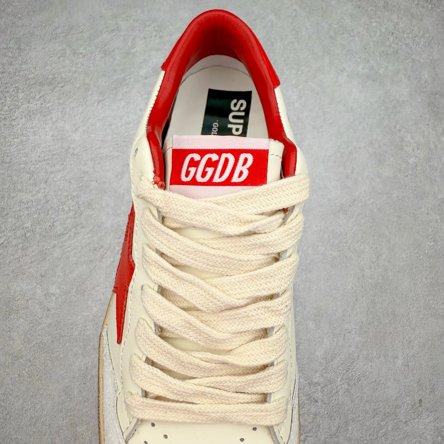 图片[5]-＃纯原 Golden Goose Super-Star GGDB 小脏鞋休闲时尚板鞋 设计有一种不修边幅的酷感 特意做旧彰显自由随性 百搭无挑剔 订制高端柔软皮革 纯手工制作压印Logo 手工刷洗上色打蜡 确保每一双鞋子的独一无二不管是版型还是材料和质感都已经大幅度的超越同市场其它版本 Super-Star运动鞋是Golden Goose的常绿植物 由于使用了创新的材料和饰面 它在每个季节都伴随着其系列 这款牛皮皮革模型的鞋跟饰有黑色皮革鞋跟 绒面革GGDB星星和金属宇样 标志性的复古外观 尺码：35/45-选品中心