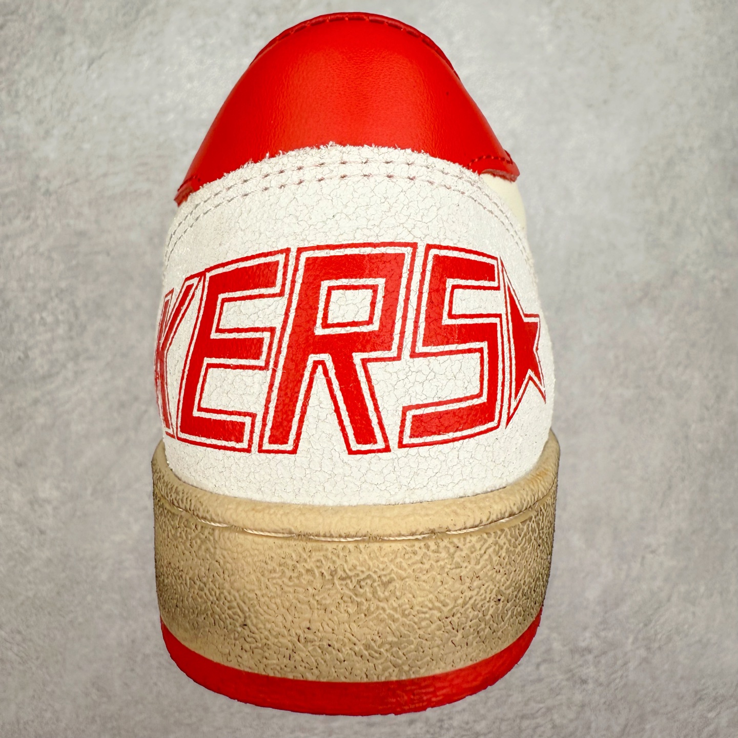 图片[8]-＃纯原 Golden Goose Super-Star GGDB 小脏鞋休闲时尚板鞋 设计有一种不修边幅的酷感 特意做旧彰显自由随性 百搭无挑剔 订制高端柔软皮革 纯手工制作压印Logo 手工刷洗上色打蜡 确保每一双鞋子的独一无二不管是版型还是材料和质感都已经大幅度的超越同市场其它版本 Super-Star运动鞋是Golden Goose的常绿植物 由于使用了创新的材料和饰面 它在每个季节都伴随着其系列 这款牛皮皮革模型的鞋跟饰有黑色皮革鞋跟 绒面革GGDB星星和金属宇样 标志性的复古外观 尺码：35/45-选品中心