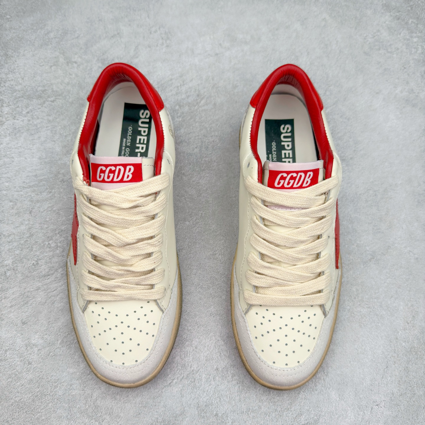 图片[2]-＃纯原 Golden Goose Super-Star GGDB 小脏鞋休闲时尚板鞋 设计有一种不修边幅的酷感 特意做旧彰显自由随性 百搭无挑剔 订制高端柔软皮革 纯手工制作压印Logo 手工刷洗上色打蜡 确保每一双鞋子的独一无二不管是版型还是材料和质感都已经大幅度的超越同市场其它版本 Super-Star运动鞋是Golden Goose的常绿植物 由于使用了创新的材料和饰面 它在每个季节都伴随着其系列 这款牛皮皮革模型的鞋跟饰有黑色皮革鞋跟 绒面革GGDB星星和金属宇样 标志性的复古外观 尺码：35/45-选品中心