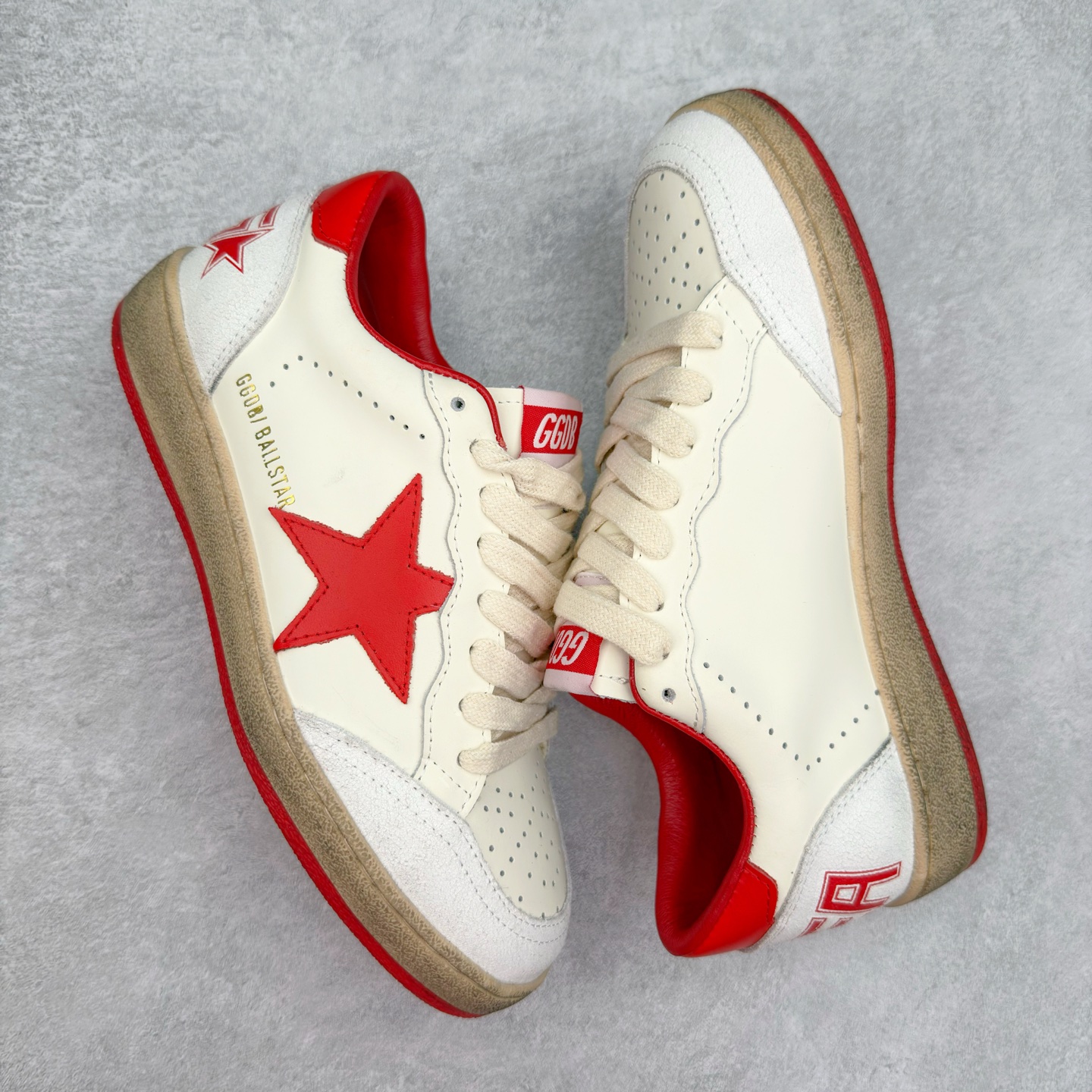 图片[3]-＃纯原 Golden Goose Super-Star GGDB 小脏鞋休闲时尚板鞋 设计有一种不修边幅的酷感 特意做旧彰显自由随性 百搭无挑剔 订制高端柔软皮革 纯手工制作压印Logo 手工刷洗上色打蜡 确保每一双鞋子的独一无二不管是版型还是材料和质感都已经大幅度的超越同市场其它版本 Super-Star运动鞋是Golden Goose的常绿植物 由于使用了创新的材料和饰面 它在每个季节都伴随着其系列 这款牛皮皮革模型的鞋跟饰有黑色皮革鞋跟 绒面革GGDB星星和金属宇样 标志性的复古外观 尺码：35/45-选品中心