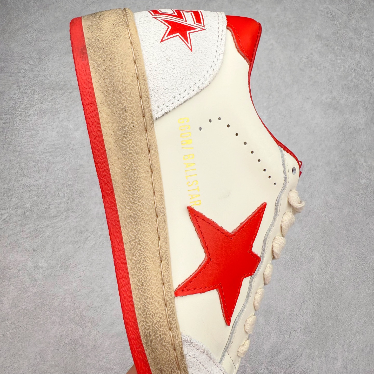 图片[6]-＃纯原 Golden Goose Super-Star GGDB 小脏鞋休闲时尚板鞋 设计有一种不修边幅的酷感 特意做旧彰显自由随性 百搭无挑剔 订制高端柔软皮革 纯手工制作压印Logo 手工刷洗上色打蜡 确保每一双鞋子的独一无二不管是版型还是材料和质感都已经大幅度的超越同市场其它版本 Super-Star运动鞋是Golden Goose的常绿植物 由于使用了创新的材料和饰面 它在每个季节都伴随着其系列 这款牛皮皮革模型的鞋跟饰有黑色皮革鞋跟 绒面革GGDB星星和金属宇样 标志性的复古外观 尺码：35/45-选品中心