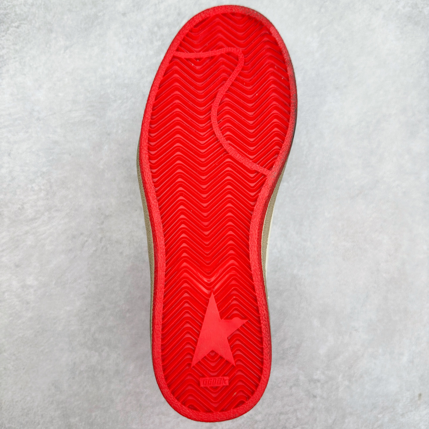 图片[9]-＃纯原 Golden Goose Super-Star GGDB 小脏鞋休闲时尚板鞋 设计有一种不修边幅的酷感 特意做旧彰显自由随性 百搭无挑剔 订制高端柔软皮革 纯手工制作压印Logo 手工刷洗上色打蜡 确保每一双鞋子的独一无二不管是版型还是材料和质感都已经大幅度的超越同市场其它版本 Super-Star运动鞋是Golden Goose的常绿植物 由于使用了创新的材料和饰面 它在每个季节都伴随着其系列 这款牛皮皮革模型的鞋跟饰有黑色皮革鞋跟 绒面革GGDB星星和金属宇样 标志性的复古外观 尺码：35/45-选品中心