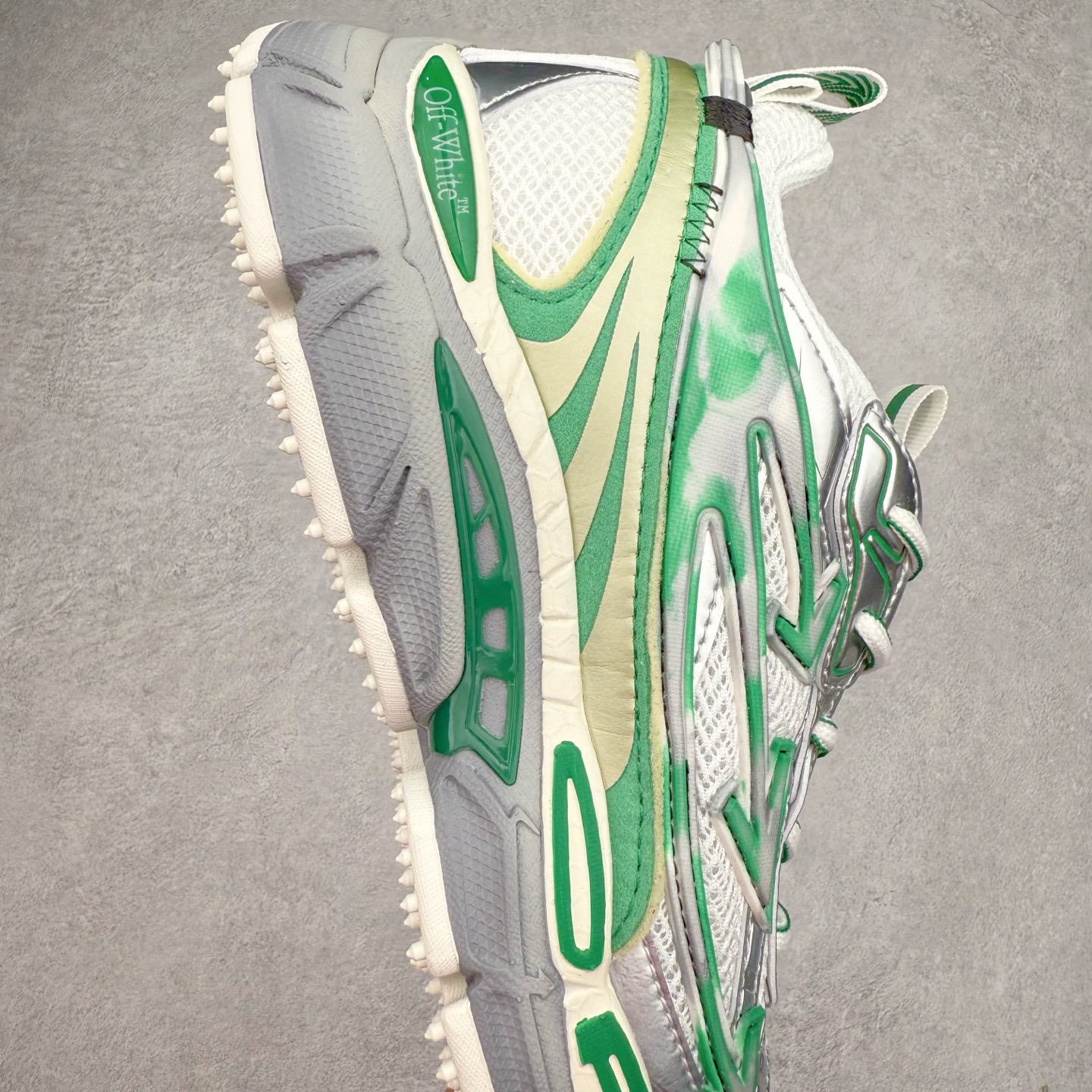 图片[6]-＃KX Off-White 2024年OW最新款跑鞋 #百分百原盒正确版 原楦原纸板数据开发 4层分离大底#鞋面采用3d立体打印和多种材料拼接而成#防滑耐磨透气性轻便跑鞋 作为曾经爆火 并且定位奢潮领域的标志性品牌 Off-White 仍需要不断更新符合当下潮流时尚的复古运动鞋款，以期收获基本盘消费者的关注 此次更新的 Off-White 新款运动鞋将经典复古老爹鞋细节设计更加夸张化 并将标志性箭头设计置于显著位置 除此之外 整个系列的色彩搭配也可谓纷繁多样 总有一款适合你 Off-White最新运动鞋款估计将在未来几个月登陆品牌专柜 喜欢的朋友切莫错过 尺码：36 37 38 39 40 41 42 43 44 45 46 47-选品中心