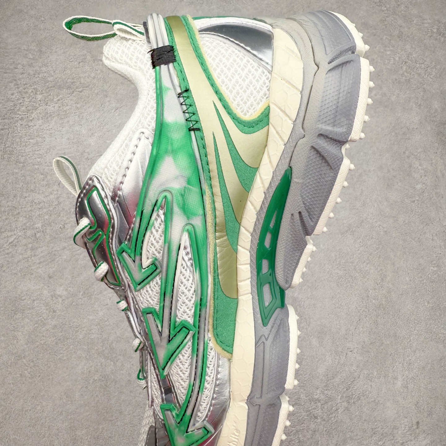 图片[7]-＃KX Off-White 2024年OW最新款跑鞋 #百分百原盒正确版 原楦原纸板数据开发 4层分离大底#鞋面采用3d立体打印和多种材料拼接而成#防滑耐磨透气性轻便跑鞋 作为曾经爆火 并且定位奢潮领域的标志性品牌 Off-White 仍需要不断更新符合当下潮流时尚的复古运动鞋款，以期收获基本盘消费者的关注 此次更新的 Off-White 新款运动鞋将经典复古老爹鞋细节设计更加夸张化 并将标志性箭头设计置于显著位置 除此之外 整个系列的色彩搭配也可谓纷繁多样 总有一款适合你 Off-White最新运动鞋款估计将在未来几个月登陆品牌专柜 喜欢的朋友切莫错过 尺码：36 37 38 39 40 41 42 43 44 45 46 47-选品中心