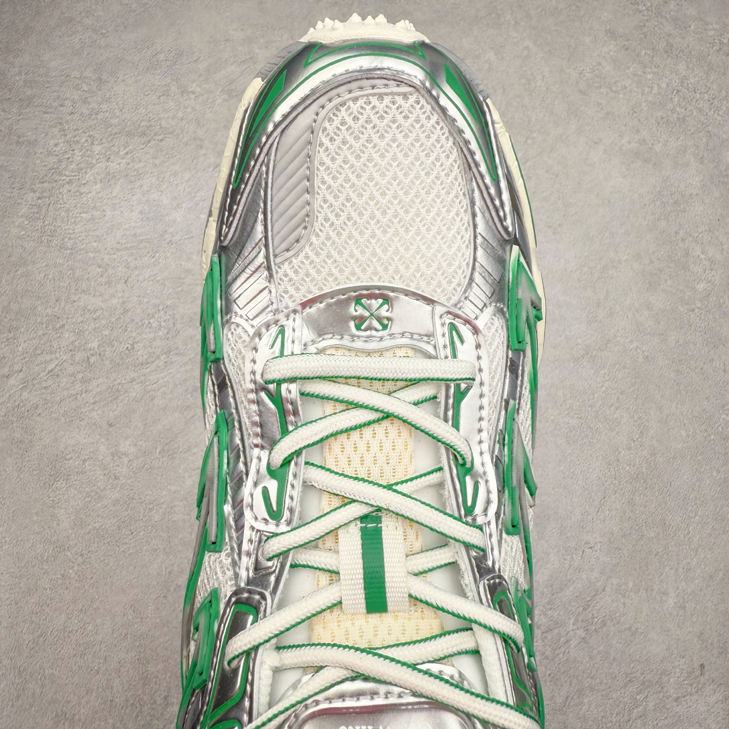 图片[4]-＃KX Off-White 2024年OW最新款跑鞋 #百分百原盒正确版 原楦原纸板数据开发 4层分离大底#鞋面采用3d立体打印和多种材料拼接而成#防滑耐磨透气性轻便跑鞋 作为曾经爆火 并且定位奢潮领域的标志性品牌 Off-White 仍需要不断更新符合当下潮流时尚的复古运动鞋款，以期收获基本盘消费者的关注 此次更新的 Off-White 新款运动鞋将经典复古老爹鞋细节设计更加夸张化 并将标志性箭头设计置于显著位置 除此之外 整个系列的色彩搭配也可谓纷繁多样 总有一款适合你 Off-White最新运动鞋款估计将在未来几个月登陆品牌专柜 喜欢的朋友切莫错过 尺码：36 37 38 39 40 41 42 43 44 45 46 47-选品中心