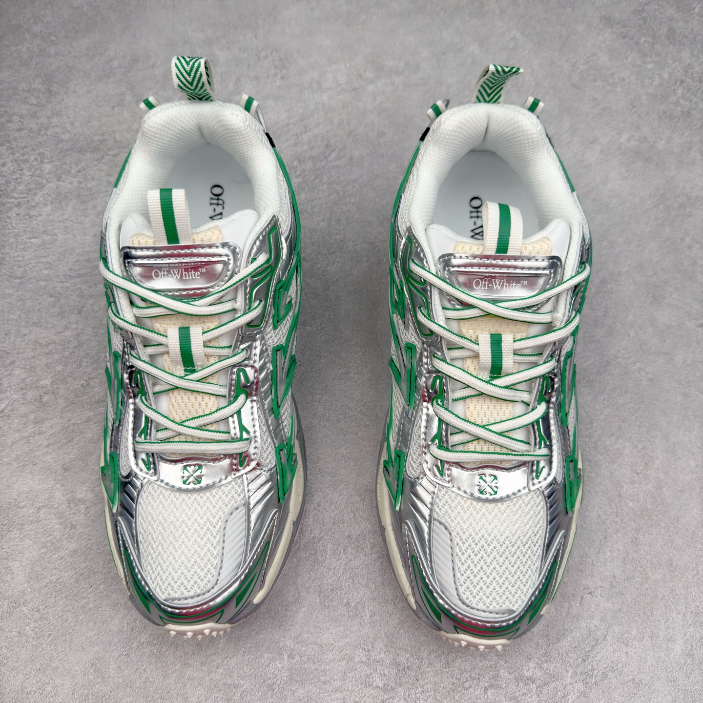 图片[2]-＃KX Off-White 2024年OW最新款跑鞋 #百分百原盒正确版 原楦原纸板数据开发 4层分离大底#鞋面采用3d立体打印和多种材料拼接而成#防滑耐磨透气性轻便跑鞋 作为曾经爆火 并且定位奢潮领域的标志性品牌 Off-White 仍需要不断更新符合当下潮流时尚的复古运动鞋款，以期收获基本盘消费者的关注 此次更新的 Off-White 新款运动鞋将经典复古老爹鞋细节设计更加夸张化 并将标志性箭头设计置于显著位置 除此之外 整个系列的色彩搭配也可谓纷繁多样 总有一款适合你 Off-White最新运动鞋款估计将在未来几个月登陆品牌专柜 喜欢的朋友切莫错过 尺码：36 37 38 39 40 41 42 43 44 45 46 47-选品中心