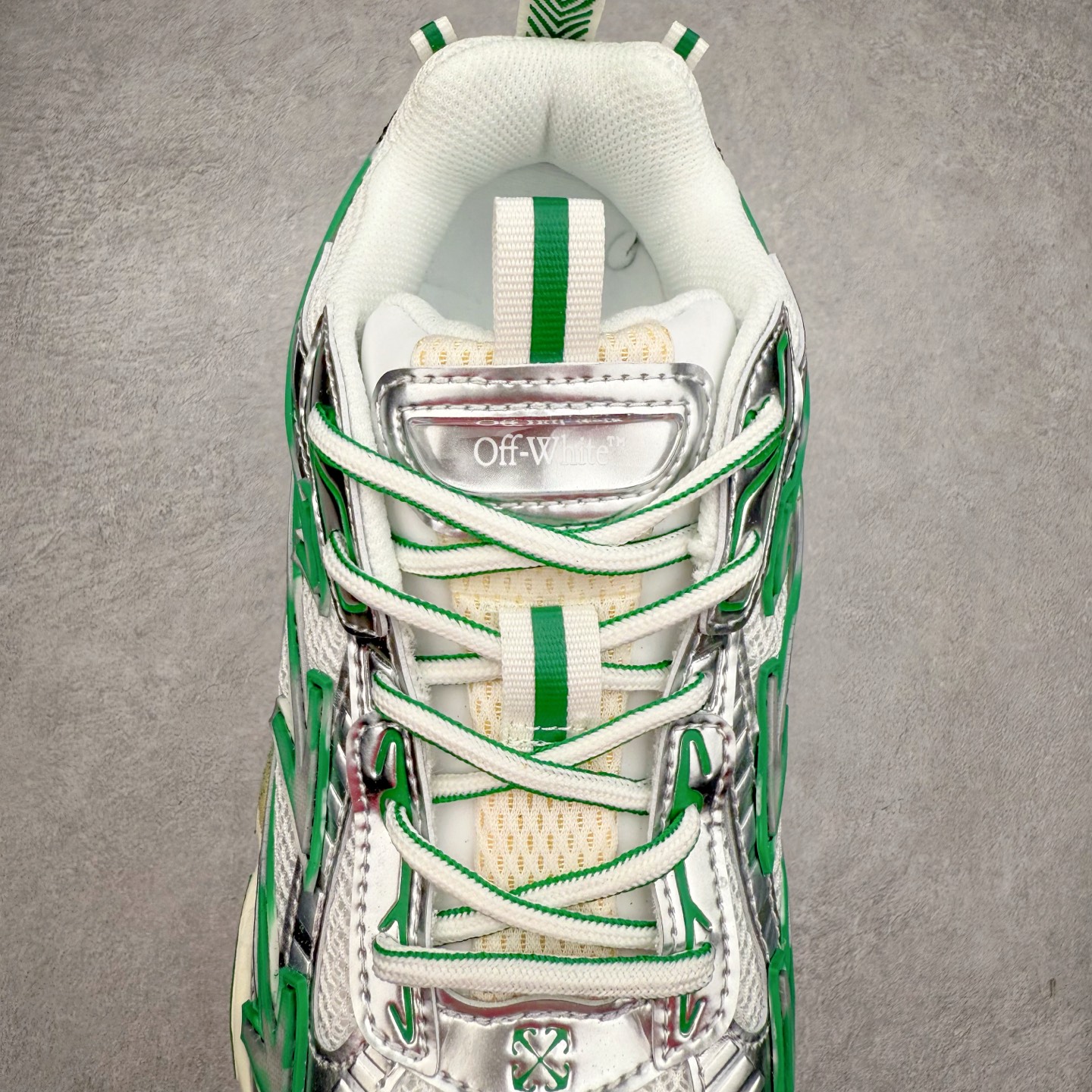 图片[5]-＃KX Off-White 2024年OW最新款跑鞋 #百分百原盒正确版 原楦原纸板数据开发 4层分离大底#鞋面采用3d立体打印和多种材料拼接而成#防滑耐磨透气性轻便跑鞋 作为曾经爆火 并且定位奢潮领域的标志性品牌 Off-White 仍需要不断更新符合当下潮流时尚的复古运动鞋款，以期收获基本盘消费者的关注 此次更新的 Off-White 新款运动鞋将经典复古老爹鞋细节设计更加夸张化 并将标志性箭头设计置于显著位置 除此之外 整个系列的色彩搭配也可谓纷繁多样 总有一款适合你 Off-White最新运动鞋款估计将在未来几个月登陆品牌专柜 喜欢的朋友切莫错过 尺码：36 37 38 39 40 41 42 43 44 45 46 47-选品中心