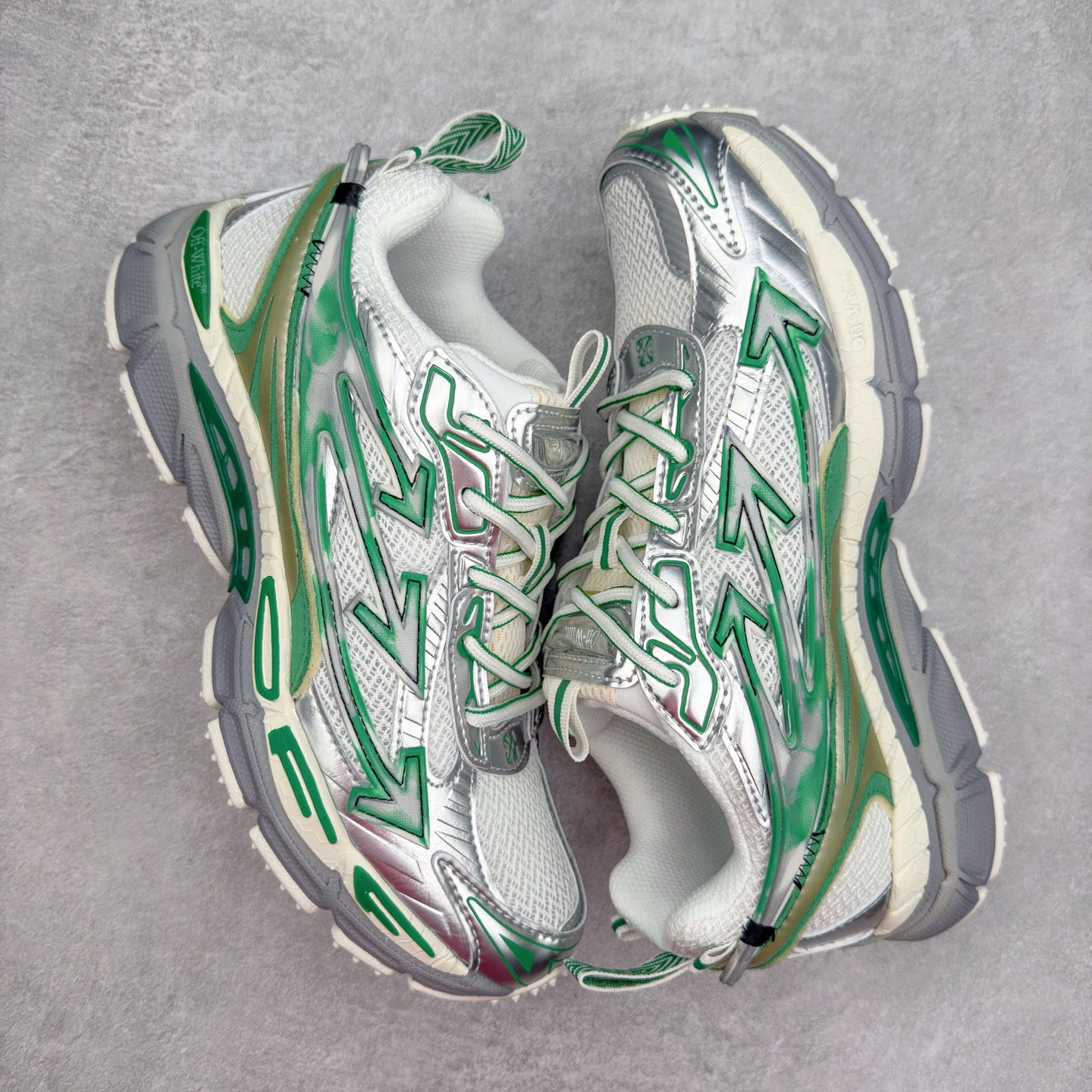 图片[3]-＃KX Off-White 2024年OW最新款跑鞋 #百分百原盒正确版 原楦原纸板数据开发 4层分离大底#鞋面采用3d立体打印和多种材料拼接而成#防滑耐磨透气性轻便跑鞋 作为曾经爆火 并且定位奢潮领域的标志性品牌 Off-White 仍需要不断更新符合当下潮流时尚的复古运动鞋款，以期收获基本盘消费者的关注 此次更新的 Off-White 新款运动鞋将经典复古老爹鞋细节设计更加夸张化 并将标志性箭头设计置于显著位置 除此之外 整个系列的色彩搭配也可谓纷繁多样 总有一款适合你 Off-White最新运动鞋款估计将在未来几个月登陆品牌专柜 喜欢的朋友切莫错过 尺码：36 37 38 39 40 41 42 43 44 45 46 47-选品中心