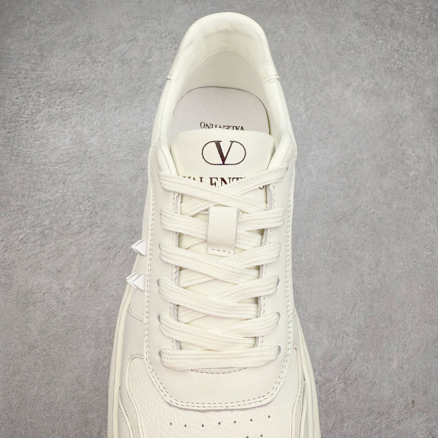 图片[5]-Valentino 华伦天奴 Rockstud untitled 厚底休闲铆钉小白鞋 明星同款 软羊皮低帮运动板鞋 经典百搭款绗缝格纹打造瞩目朋克风格 考究皮质构塑和简洁轮廓 流畅的线条奠定酷感基调 装饰质感橡胶效果 侧面铆钉装饰 穿出了不一样的随性和时髦 阿那亚大秀可谓是刷爆了时尚圈 鞋面全油边 面料：定制牛皮+独家开模橡胶发泡大底 轻便防滑耐磨 脚感舒适 款式耐看做工精细 全套包装 尺码：39 40 41 42 43 44（比运动鞋偏大一码）-选品中心