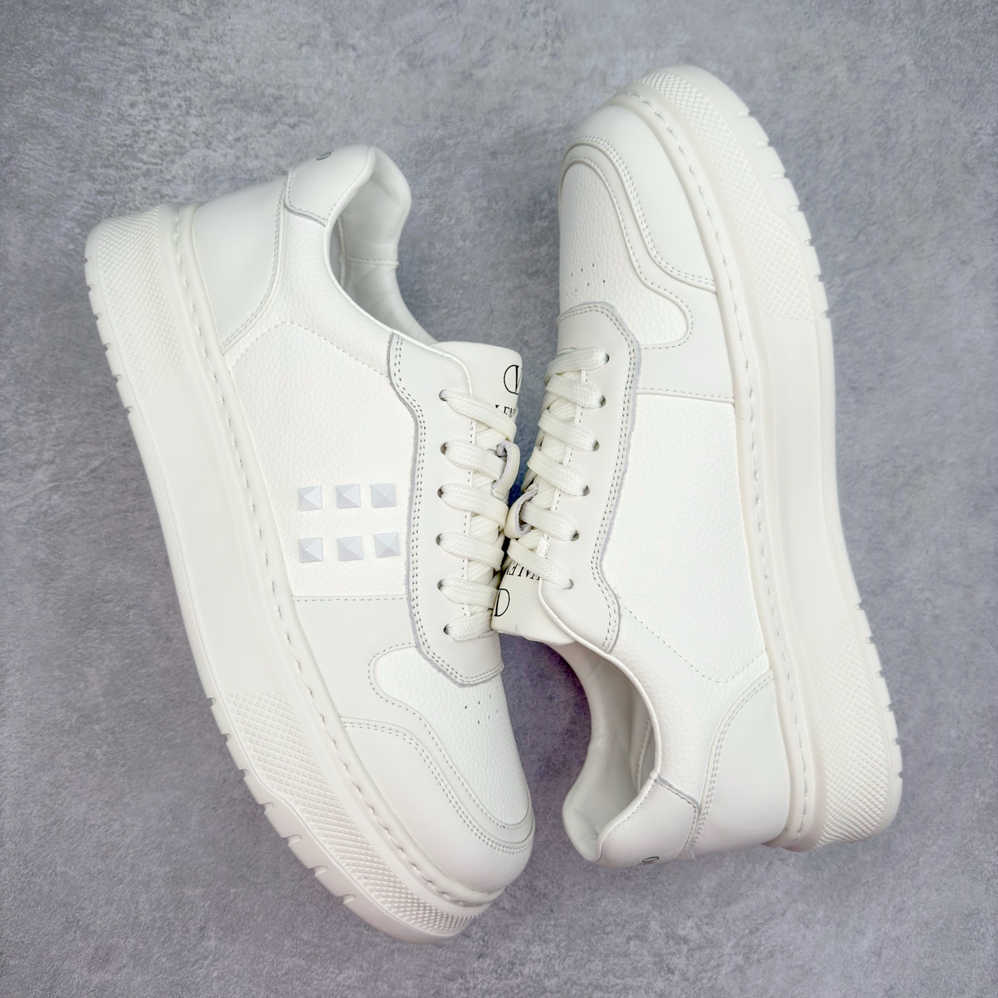 图片[3]-Valentino 华伦天奴 Rockstud untitled 厚底休闲铆钉小白鞋 明星同款 软羊皮低帮运动板鞋 经典百搭款绗缝格纹打造瞩目朋克风格 考究皮质构塑和简洁轮廓 流畅的线条奠定酷感基调 装饰质感橡胶效果 侧面铆钉装饰 穿出了不一样的随性和时髦 阿那亚大秀可谓是刷爆了时尚圈 鞋面全油边 面料：定制牛皮+独家开模橡胶发泡大底 轻便防滑耐磨 脚感舒适 款式耐看做工精细 全套包装 尺码：39 40 41 42 43 44（比运动鞋偏大一码）-选品中心