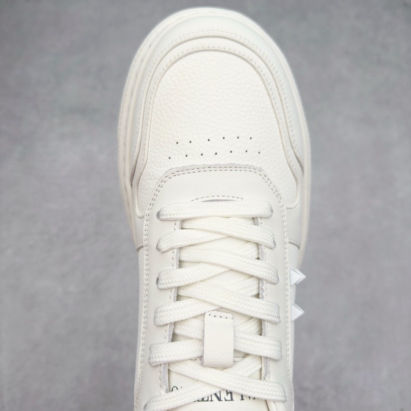 图片[4]-Valentino 华伦天奴 Rockstud untitled 厚底休闲铆钉小白鞋 明星同款 软羊皮低帮运动板鞋 经典百搭款绗缝格纹打造瞩目朋克风格 考究皮质构塑和简洁轮廓 流畅的线条奠定酷感基调 装饰质感橡胶效果 侧面铆钉装饰 穿出了不一样的随性和时髦 阿那亚大秀可谓是刷爆了时尚圈 鞋面全油边 面料：定制牛皮+独家开模橡胶发泡大底 轻便防滑耐磨 脚感舒适 款式耐看做工精细 全套包装 尺码：39 40 41 42 43 44（比运动鞋偏大一码）-选品中心