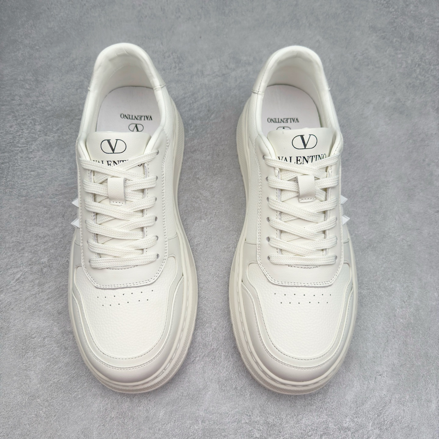 图片[2]-Valentino 华伦天奴 Rockstud untitled 厚底休闲铆钉小白鞋 明星同款 软羊皮低帮运动板鞋 经典百搭款绗缝格纹打造瞩目朋克风格 考究皮质构塑和简洁轮廓 流畅的线条奠定酷感基调 装饰质感橡胶效果 侧面铆钉装饰 穿出了不一样的随性和时髦 阿那亚大秀可谓是刷爆了时尚圈 鞋面全油边 面料：定制牛皮+独家开模橡胶发泡大底 轻便防滑耐磨 脚感舒适 款式耐看做工精细 全套包装 尺码：39 40 41 42 43 44（比运动鞋偏大一码）-选品中心