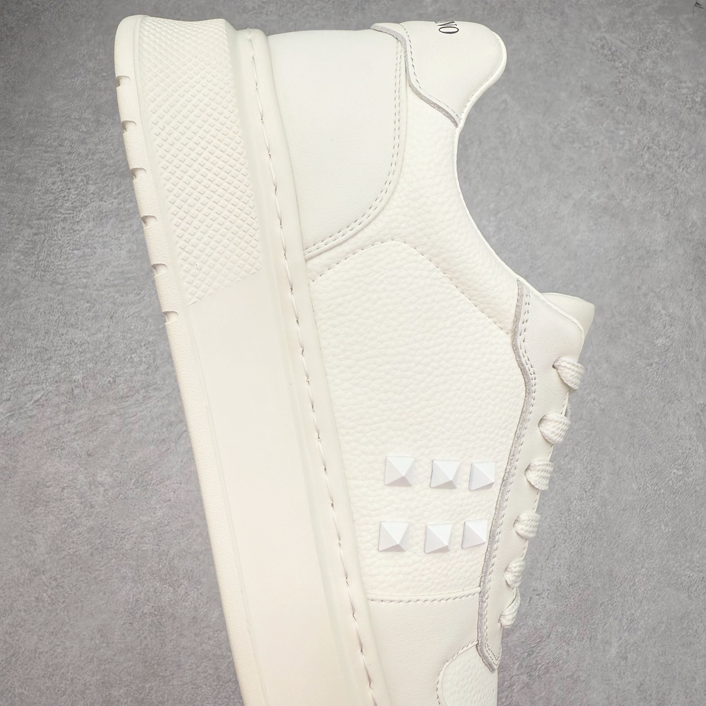 图片[6]-Valentino 华伦天奴 Rockstud untitled 厚底休闲铆钉小白鞋 明星同款 软羊皮低帮运动板鞋 经典百搭款绗缝格纹打造瞩目朋克风格 考究皮质构塑和简洁轮廓 流畅的线条奠定酷感基调 装饰质感橡胶效果 侧面铆钉装饰 穿出了不一样的随性和时髦 阿那亚大秀可谓是刷爆了时尚圈 鞋面全油边 面料：定制牛皮+独家开模橡胶发泡大底 轻便防滑耐磨 脚感舒适 款式耐看做工精细 全套包装 尺码：39 40 41 42 43 44（比运动鞋偏大一码）-选品中心