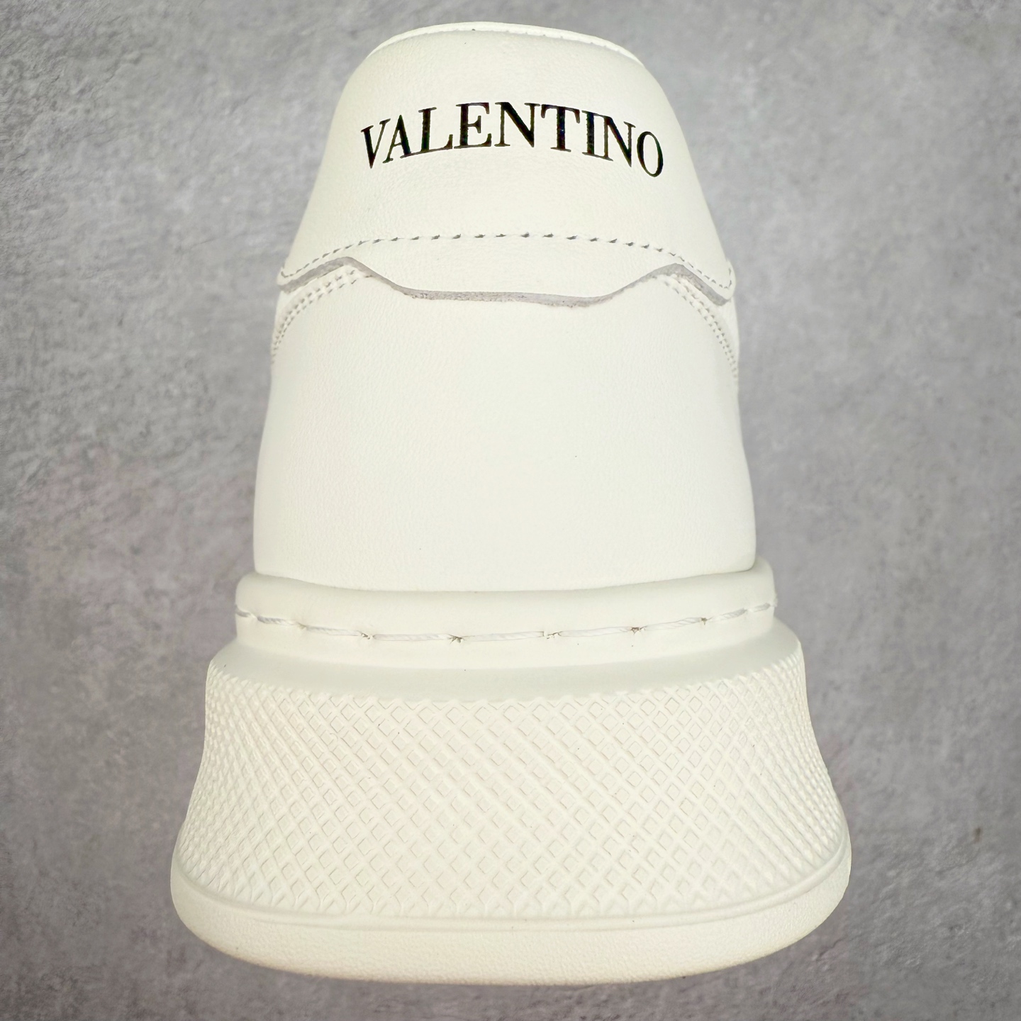 图片[8]-Valentino 华伦天奴 Rockstud untitled 厚底休闲铆钉小白鞋 明星同款 软羊皮低帮运动板鞋 经典百搭款绗缝格纹打造瞩目朋克风格 考究皮质构塑和简洁轮廓 流畅的线条奠定酷感基调 装饰质感橡胶效果 侧面铆钉装饰 穿出了不一样的随性和时髦 阿那亚大秀可谓是刷爆了时尚圈 鞋面全油边 面料：定制牛皮+独家开模橡胶发泡大底 轻便防滑耐磨 脚感舒适 款式耐看做工精细 全套包装 尺码：39 40 41 42 43 44（比运动鞋偏大一码）-选品中心