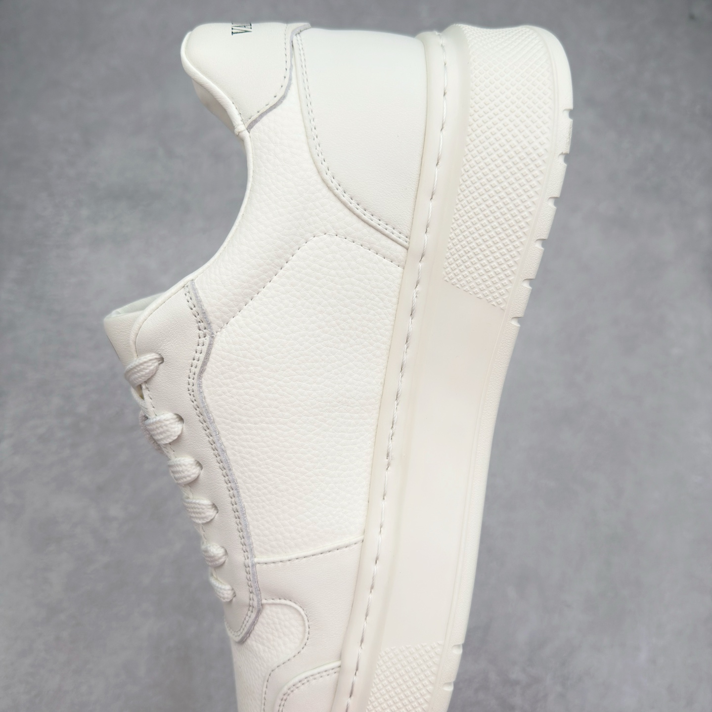 图片[7]-Valentino 华伦天奴 Rockstud untitled 厚底休闲铆钉小白鞋 明星同款 软羊皮低帮运动板鞋 经典百搭款绗缝格纹打造瞩目朋克风格 考究皮质构塑和简洁轮廓 流畅的线条奠定酷感基调 装饰质感橡胶效果 侧面铆钉装饰 穿出了不一样的随性和时髦 阿那亚大秀可谓是刷爆了时尚圈 鞋面全油边 面料：定制牛皮+独家开模橡胶发泡大底 轻便防滑耐磨 脚感舒适 款式耐看做工精细 全套包装 尺码：39 40 41 42 43 44（比运动鞋偏大一码）-选品中心