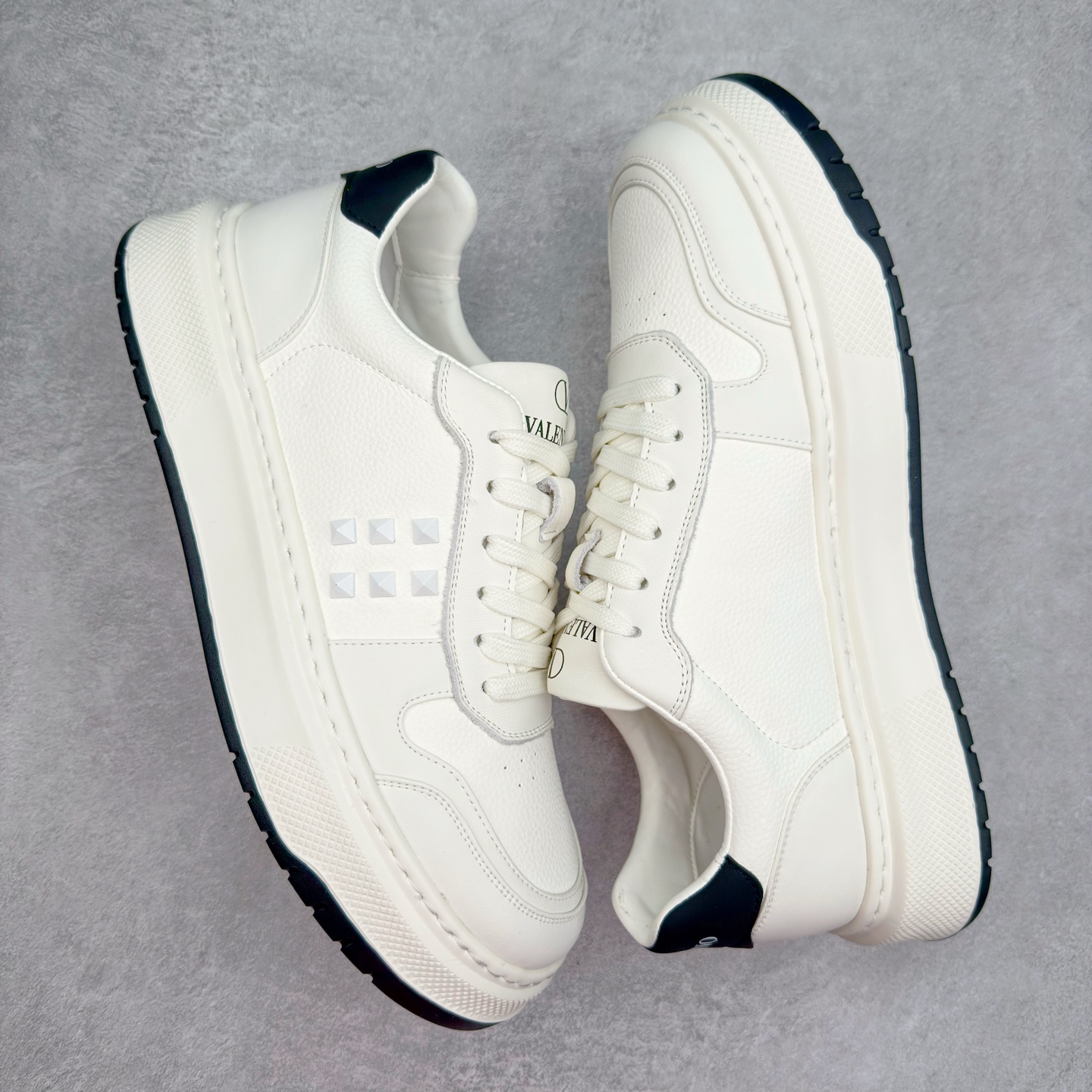 图片[3]-Valentino 华伦天奴 Rockstud untitled 厚底休闲铆钉小白鞋 明星同款 软羊皮低帮运动板鞋 经典百搭款绗缝格纹打造瞩目朋克风格 考究皮质构塑和简洁轮廓 流畅的线条奠定酷感基调 装饰质感橡胶效果 侧面铆钉装饰 穿出了不一样的随性和时髦 阿那亚大秀可谓是刷爆了时尚圈 鞋面全油边 面料：定制牛皮+独家开模橡胶发泡大底 轻便防滑耐磨 脚感舒适 款式耐看做工精细 全套包装 尺码：39 40 41 42 43 44（比运动鞋偏大一码）-选品中心