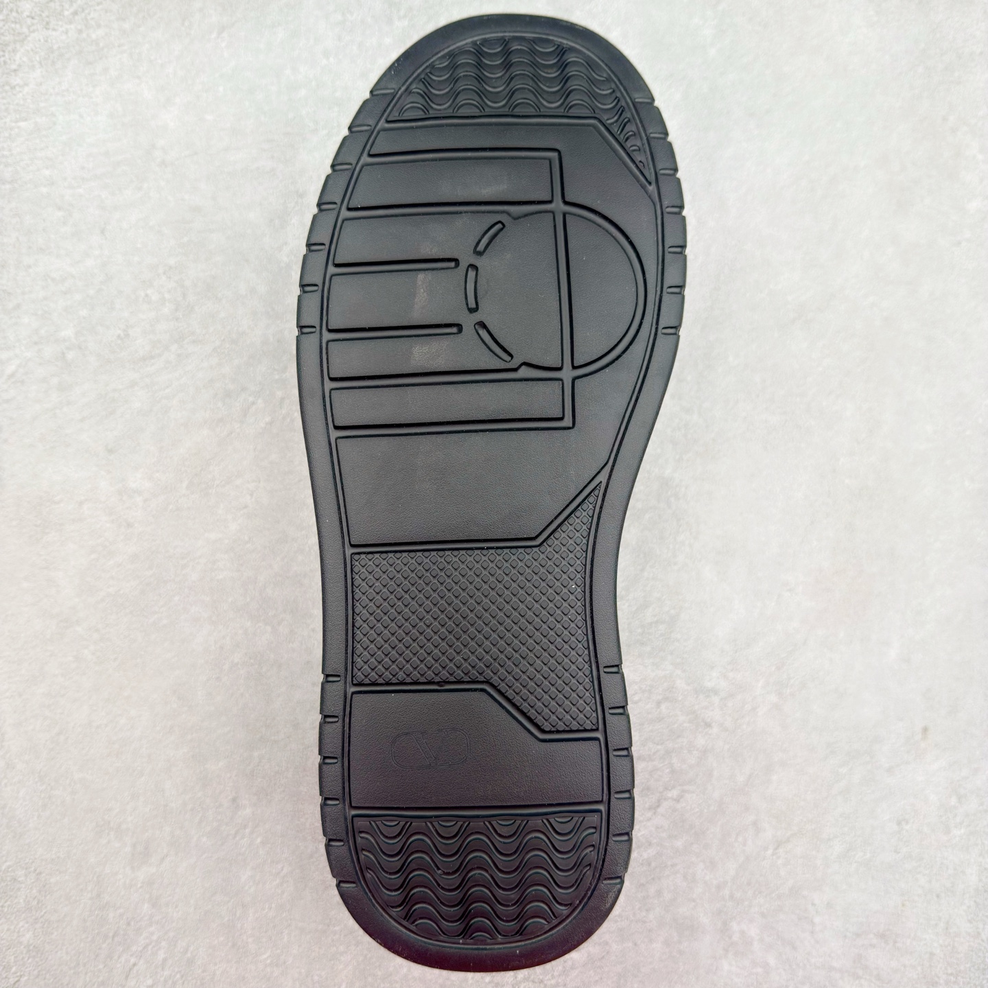 图片[9]-Valentino 华伦天奴 Rockstud untitled 厚底休闲铆钉小白鞋 明星同款 软羊皮低帮运动板鞋 经典百搭款绗缝格纹打造瞩目朋克风格 考究皮质构塑和简洁轮廓 流畅的线条奠定酷感基调 装饰质感橡胶效果 侧面铆钉装饰 穿出了不一样的随性和时髦 阿那亚大秀可谓是刷爆了时尚圈 鞋面全油边 面料：定制牛皮+独家开模橡胶发泡大底 轻便防滑耐磨 脚感舒适 款式耐看做工精细 全套包装 尺码：39 40 41 42 43 44（比运动鞋偏大一码）-选品中心