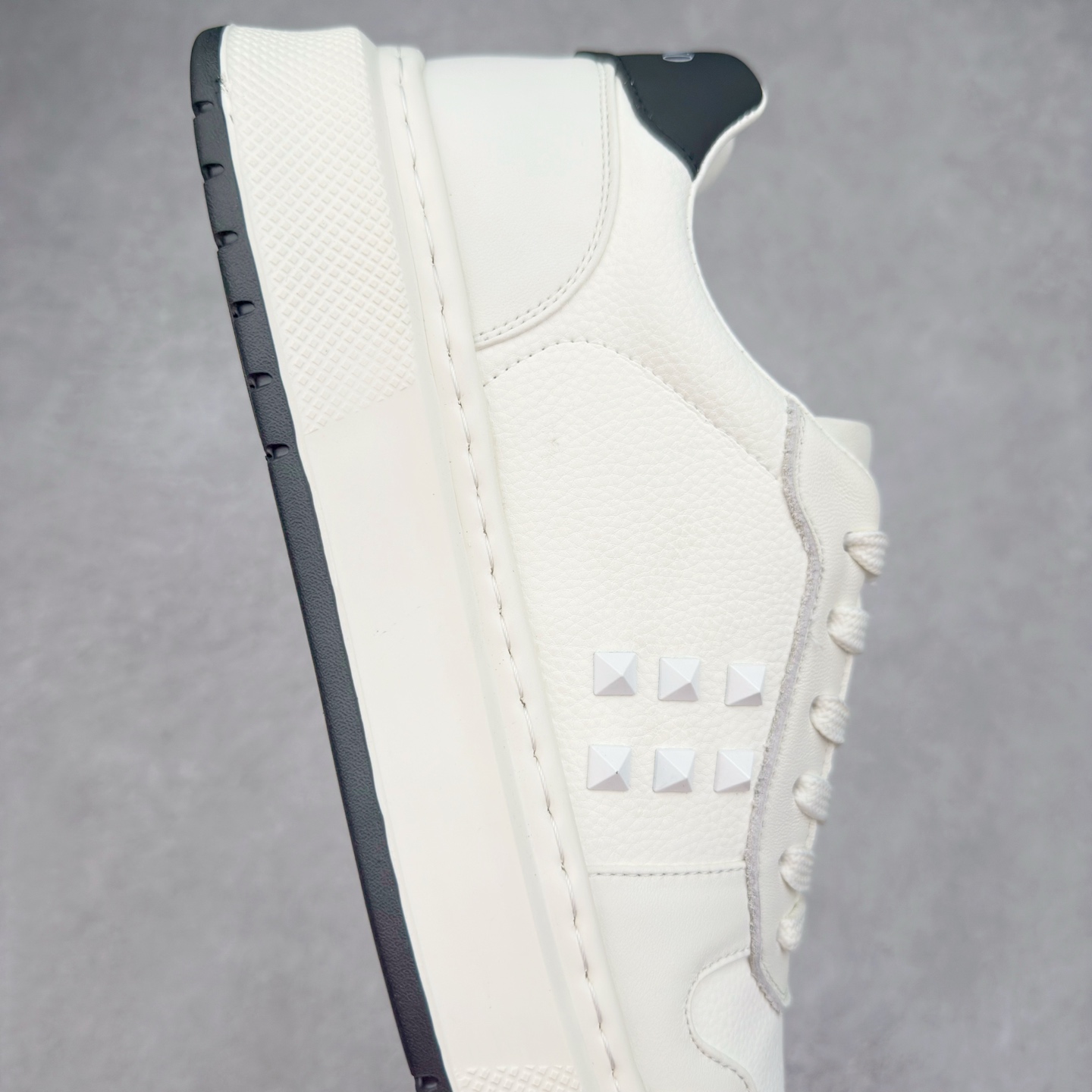 图片[6]-Valentino 华伦天奴 Rockstud untitled 厚底休闲铆钉小白鞋 明星同款 软羊皮低帮运动板鞋 经典百搭款绗缝格纹打造瞩目朋克风格 考究皮质构塑和简洁轮廓 流畅的线条奠定酷感基调 装饰质感橡胶效果 侧面铆钉装饰 穿出了不一样的随性和时髦 阿那亚大秀可谓是刷爆了时尚圈 鞋面全油边 面料：定制牛皮+独家开模橡胶发泡大底 轻便防滑耐磨 脚感舒适 款式耐看做工精细 全套包装 尺码：39 40 41 42 43 44（比运动鞋偏大一码）-选品中心