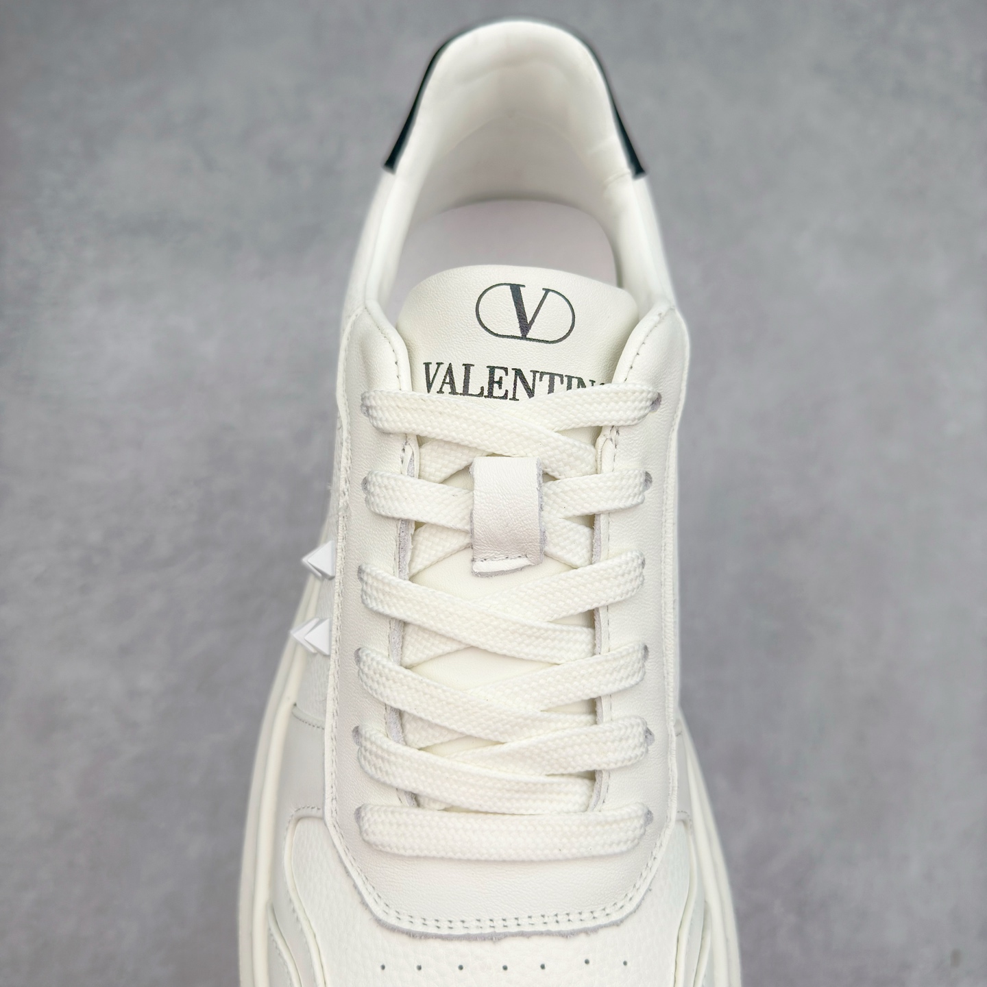 图片[5]-Valentino 华伦天奴 Rockstud untitled 厚底休闲铆钉小白鞋 明星同款 软羊皮低帮运动板鞋 经典百搭款绗缝格纹打造瞩目朋克风格 考究皮质构塑和简洁轮廓 流畅的线条奠定酷感基调 装饰质感橡胶效果 侧面铆钉装饰 穿出了不一样的随性和时髦 阿那亚大秀可谓是刷爆了时尚圈 鞋面全油边 面料：定制牛皮+独家开模橡胶发泡大底 轻便防滑耐磨 脚感舒适 款式耐看做工精细 全套包装 尺码：39 40 41 42 43 44（比运动鞋偏大一码）-选品中心